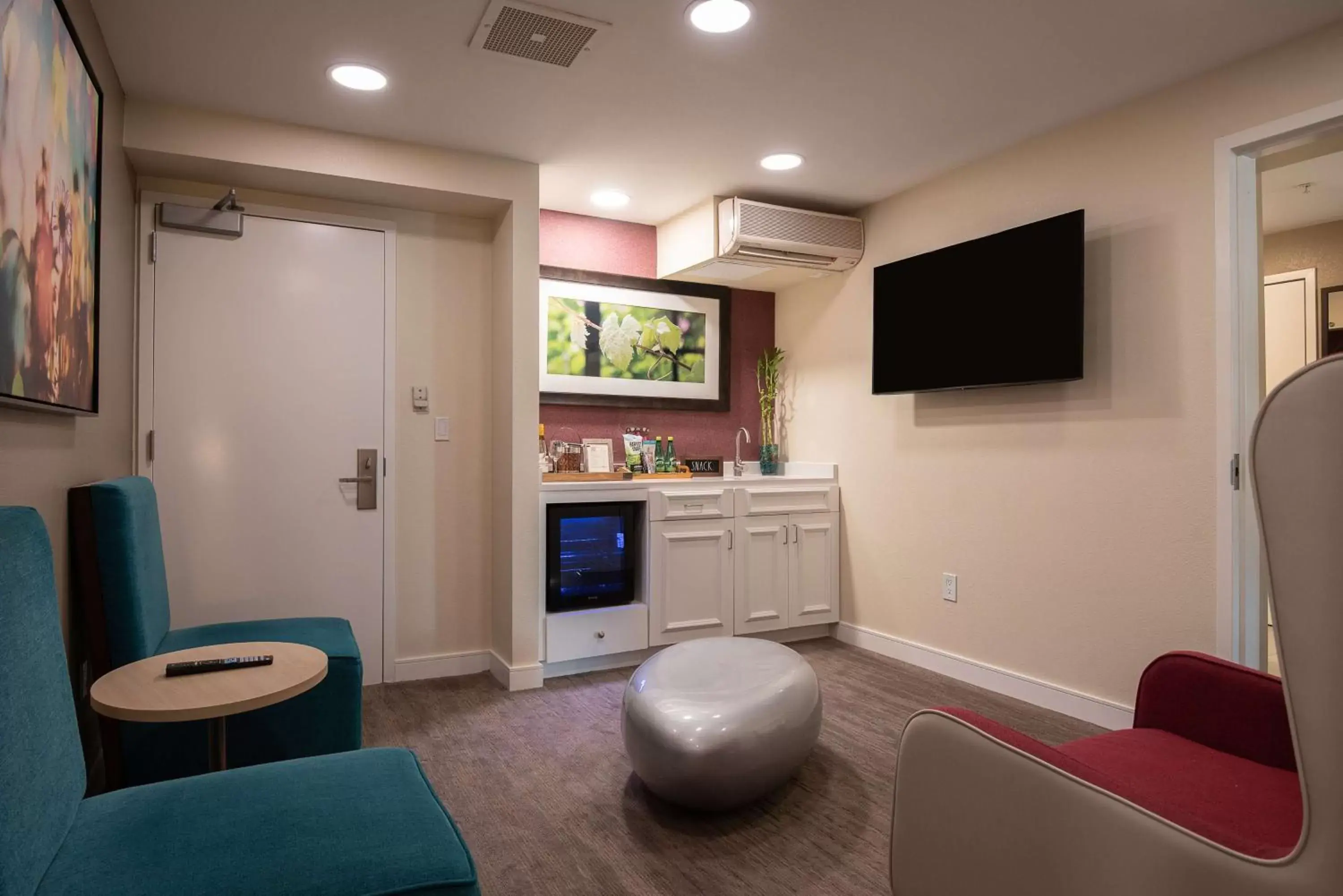 Photo of the whole room, TV/Entertainment Center in Hilton Garden Inn Calabasas