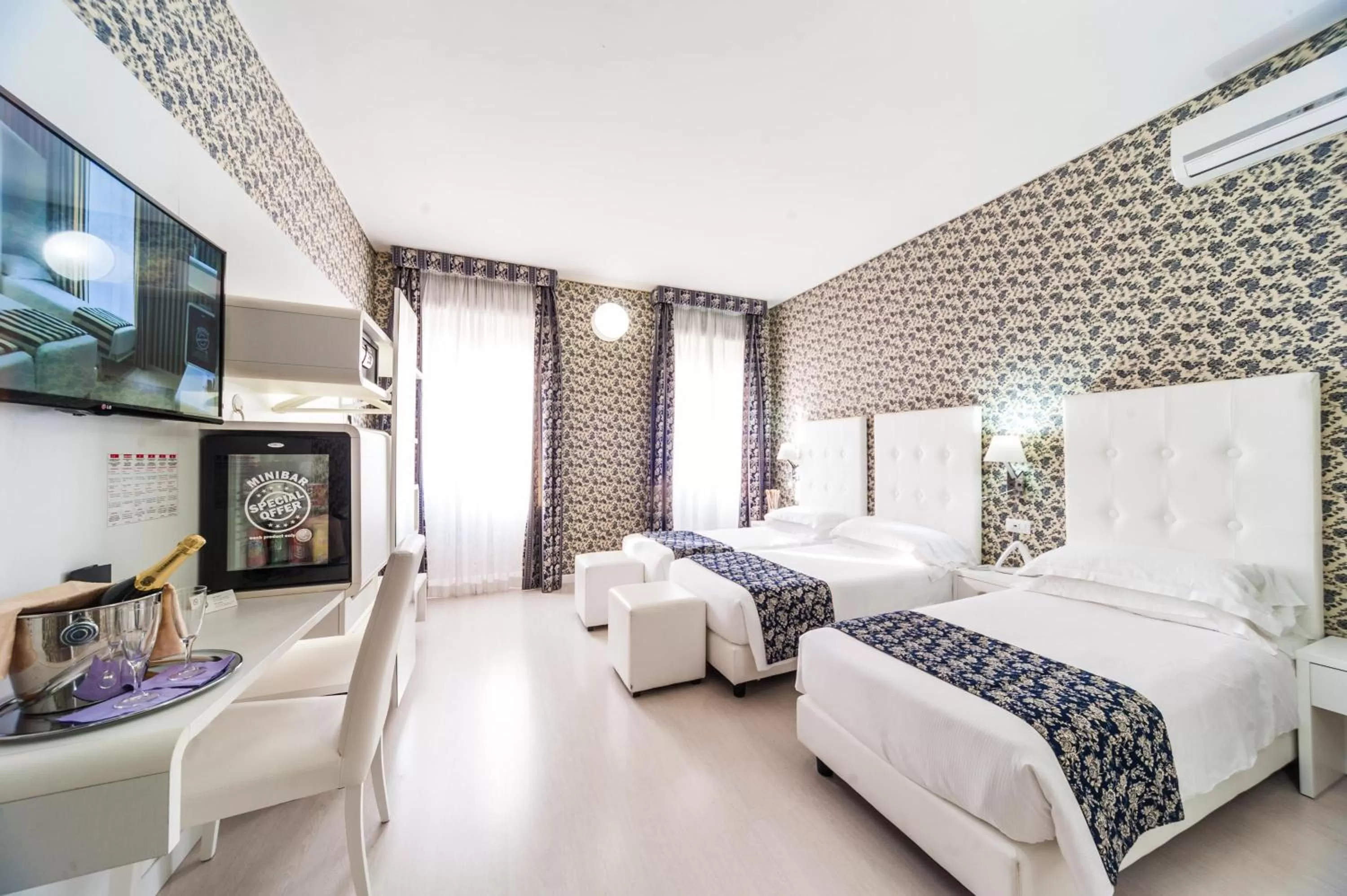 Photo of the whole room, Bed in Relais Trevi 95 Boutique Hotel