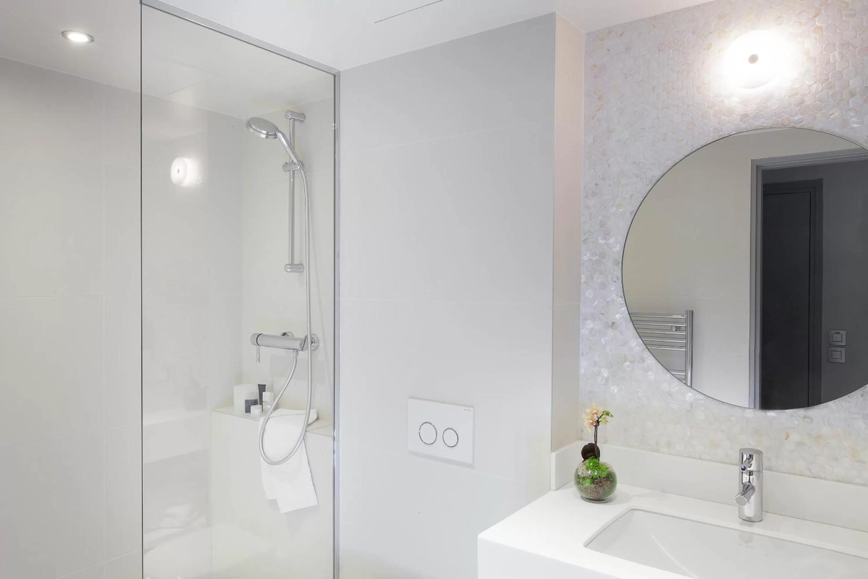 Bathroom in Hôtel Parc Saint-Séverin - Esprit de France