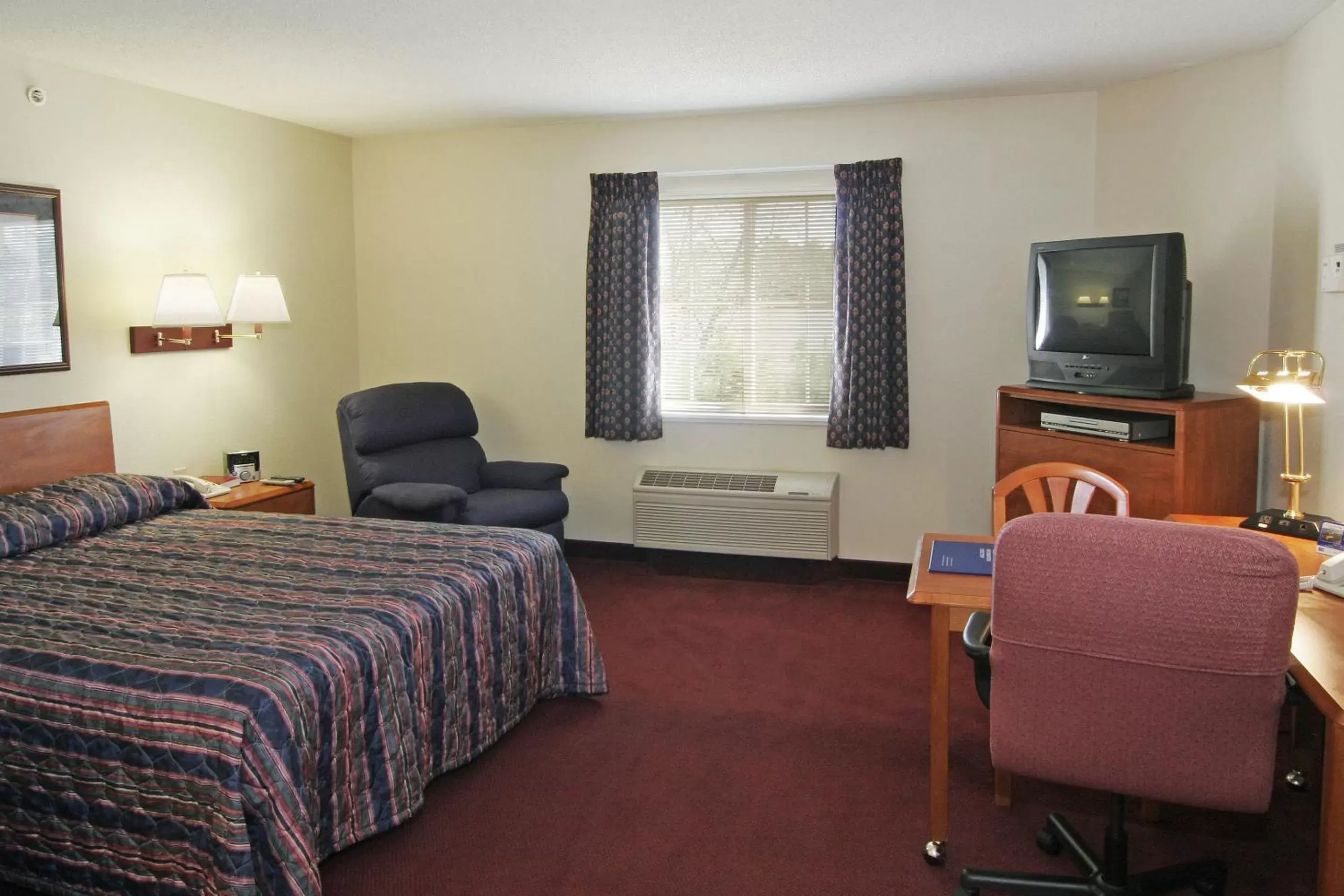 Photo of the whole room, TV/Entertainment Center in Candlewood Suites Newport News-Yorktown, an IHG Hotel