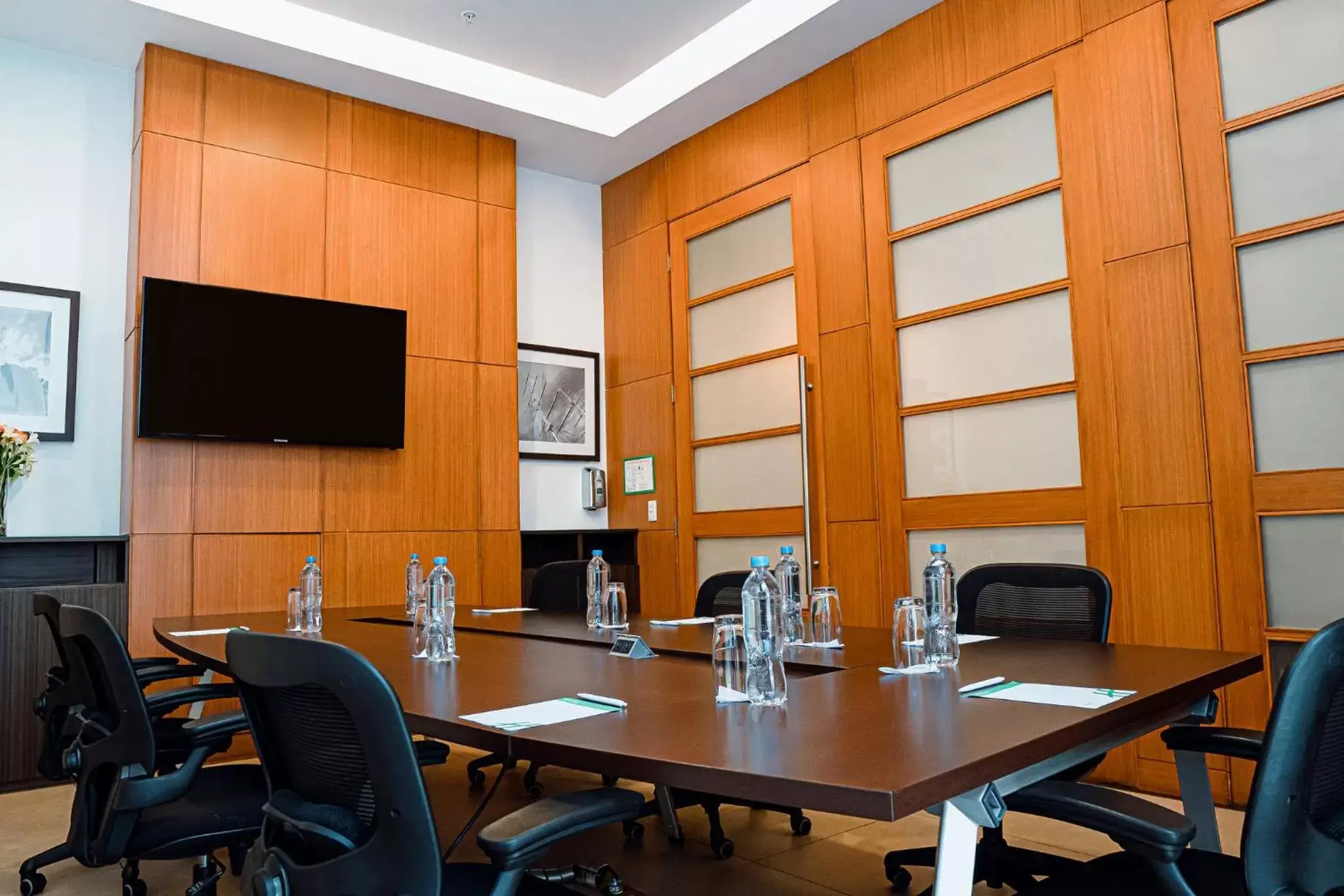 Meeting/conference room in Holiday Inn Guayaquil Airport, an IHG Hotel
