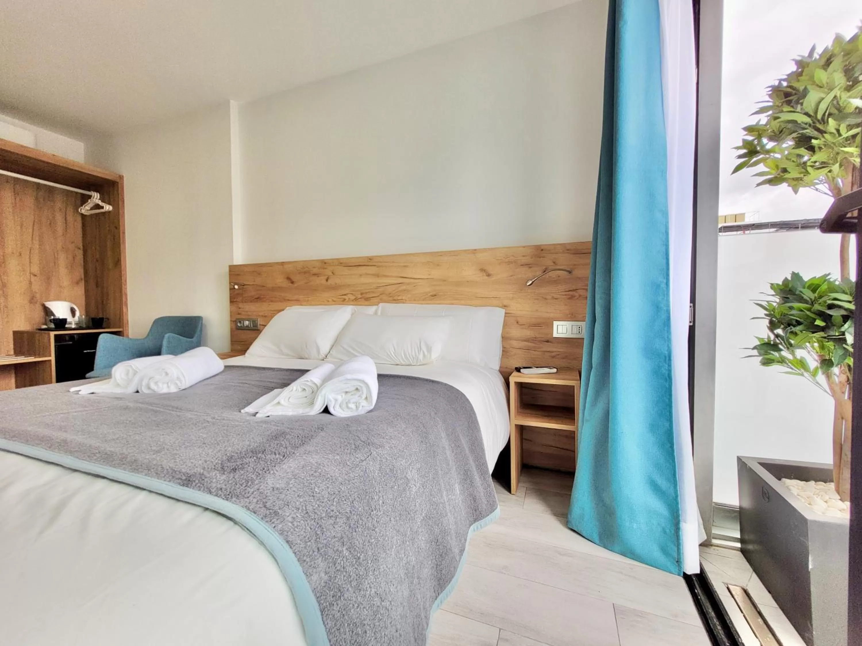 Restaurant/places to eat, Bed in Puerto Azul