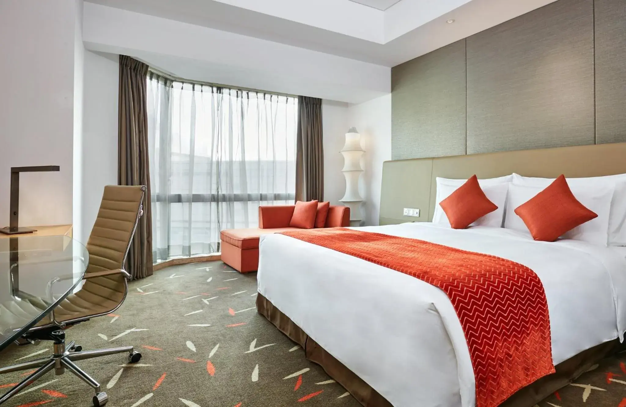 Photo of the whole room, Bed in Crowne Plaza Zhongshan Wing On City, an IHG Hotel