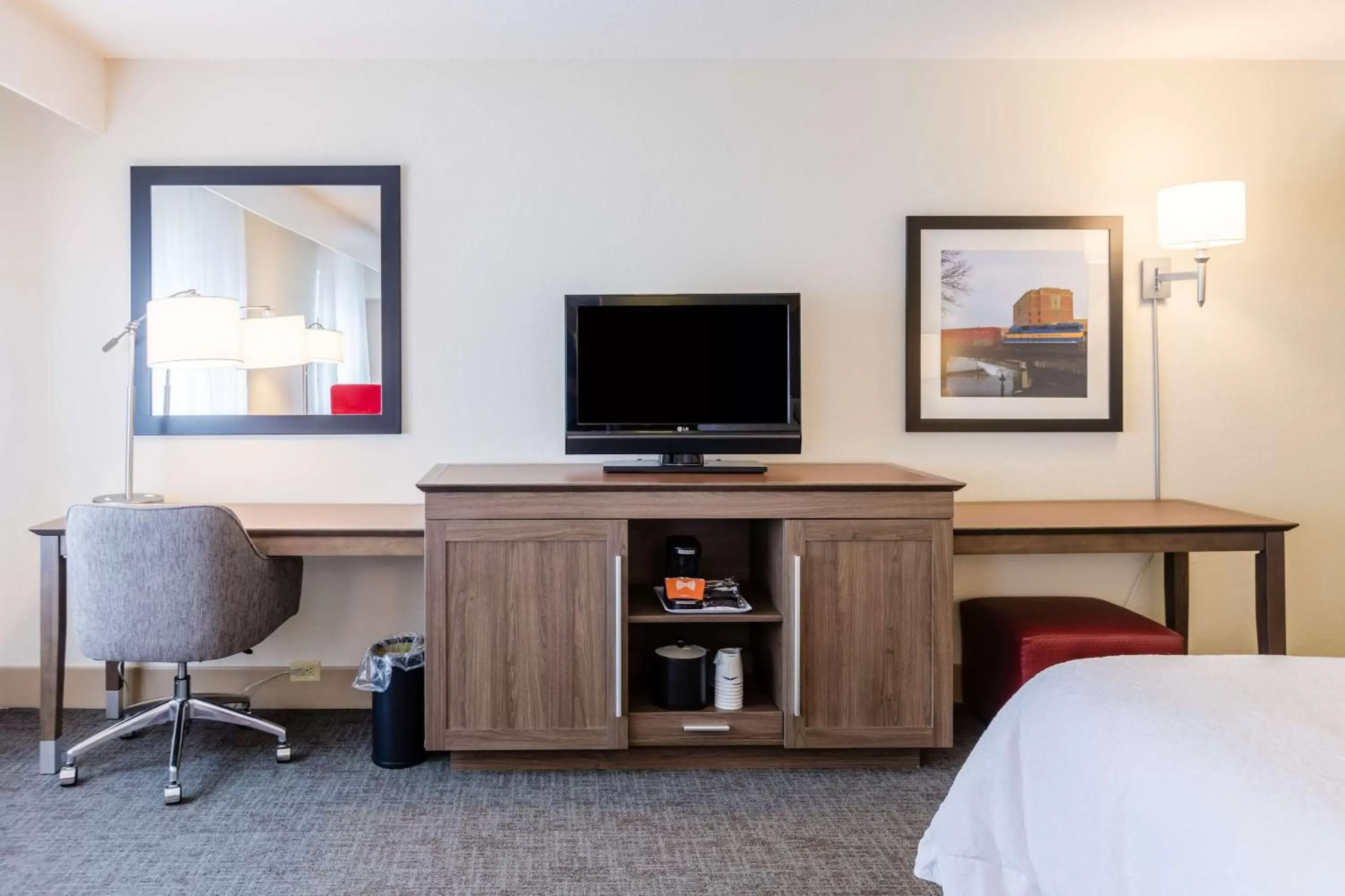 Bed, TV/Entertainment Center in Hampton Inn Rochester