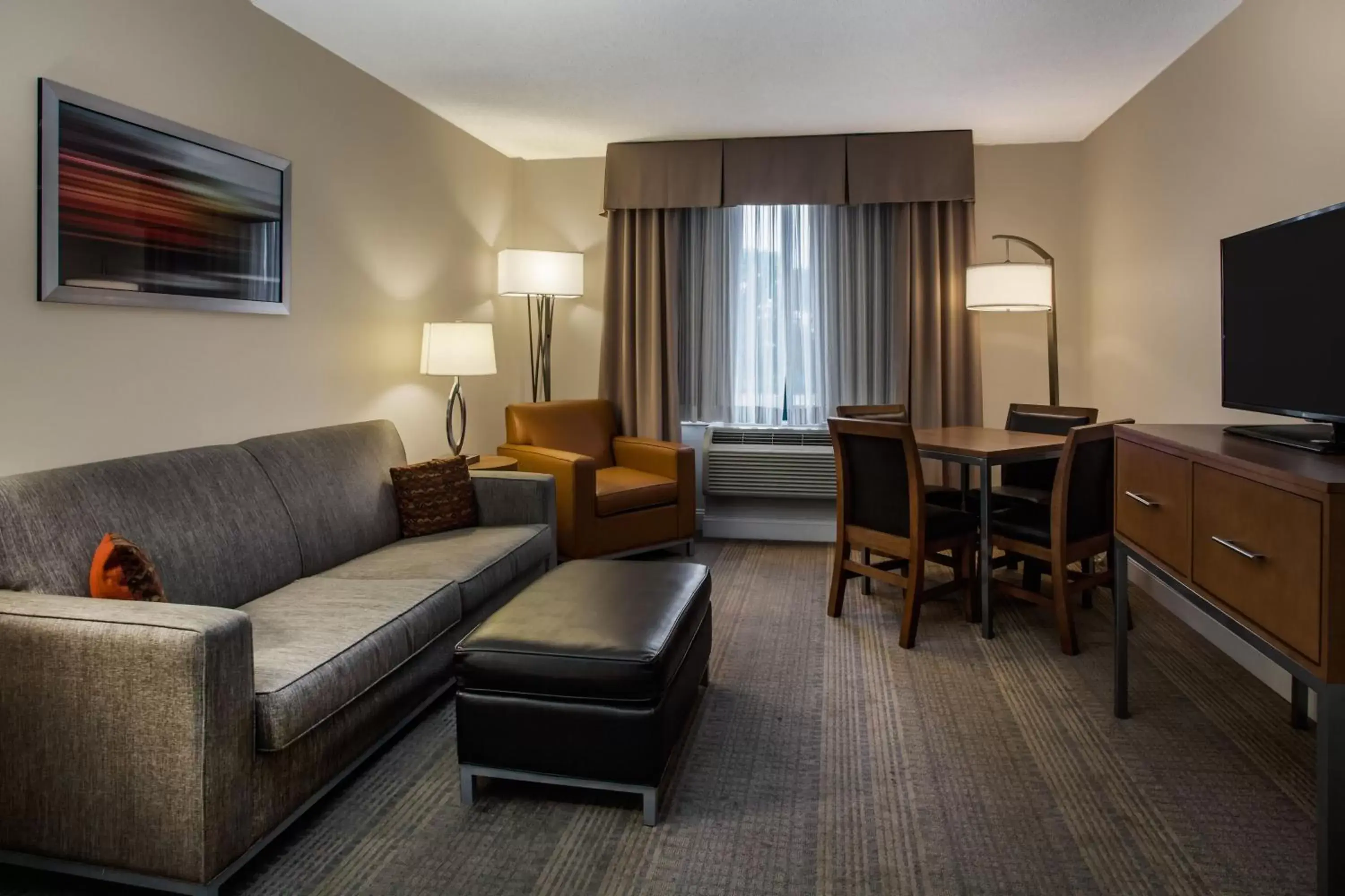 Photo of the whole room, Seating Area in Holiday Inn Saratoga Springs, an IHG Hotel