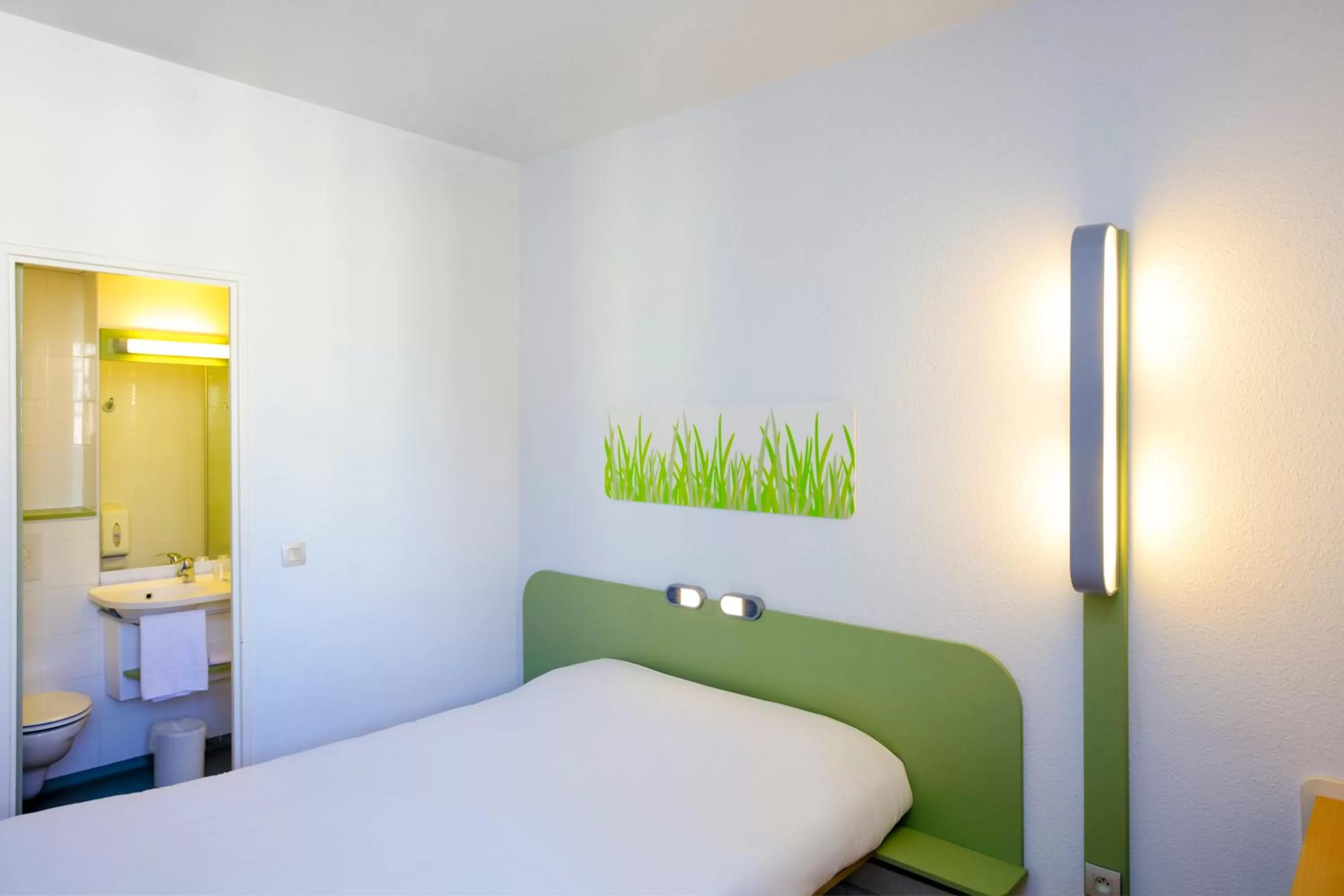 Bedroom, Bed in ibis budget Lyon Sud St Genis Laval