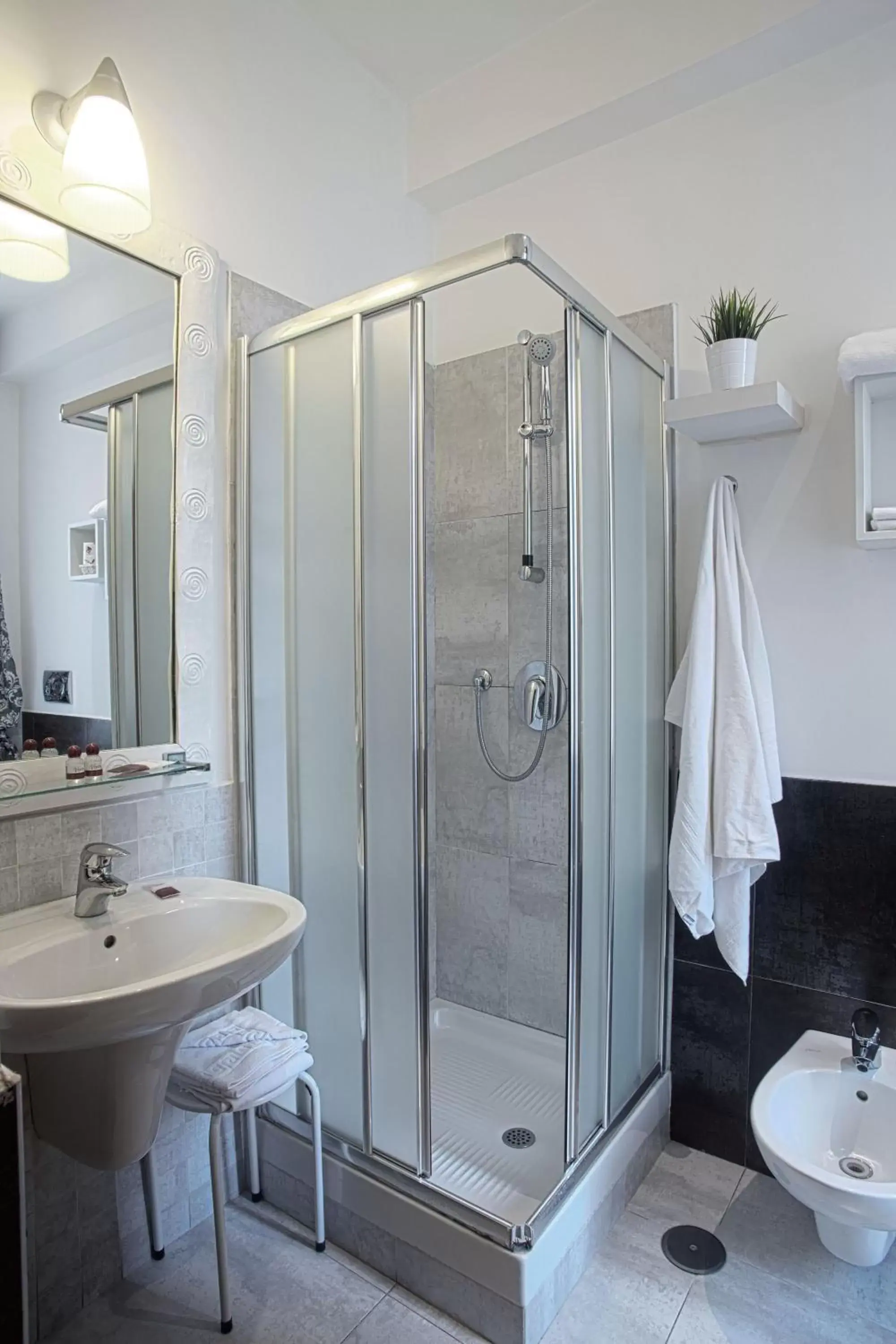 Shower, Bathroom in Hotel Marcantonio