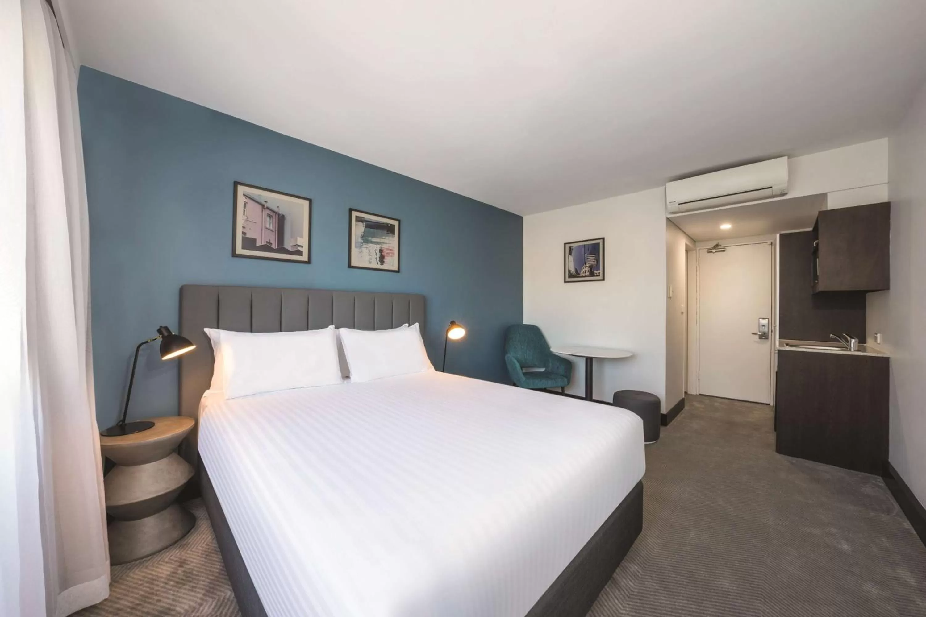 Bedroom, Bed in Travelodge Hotel Hobart