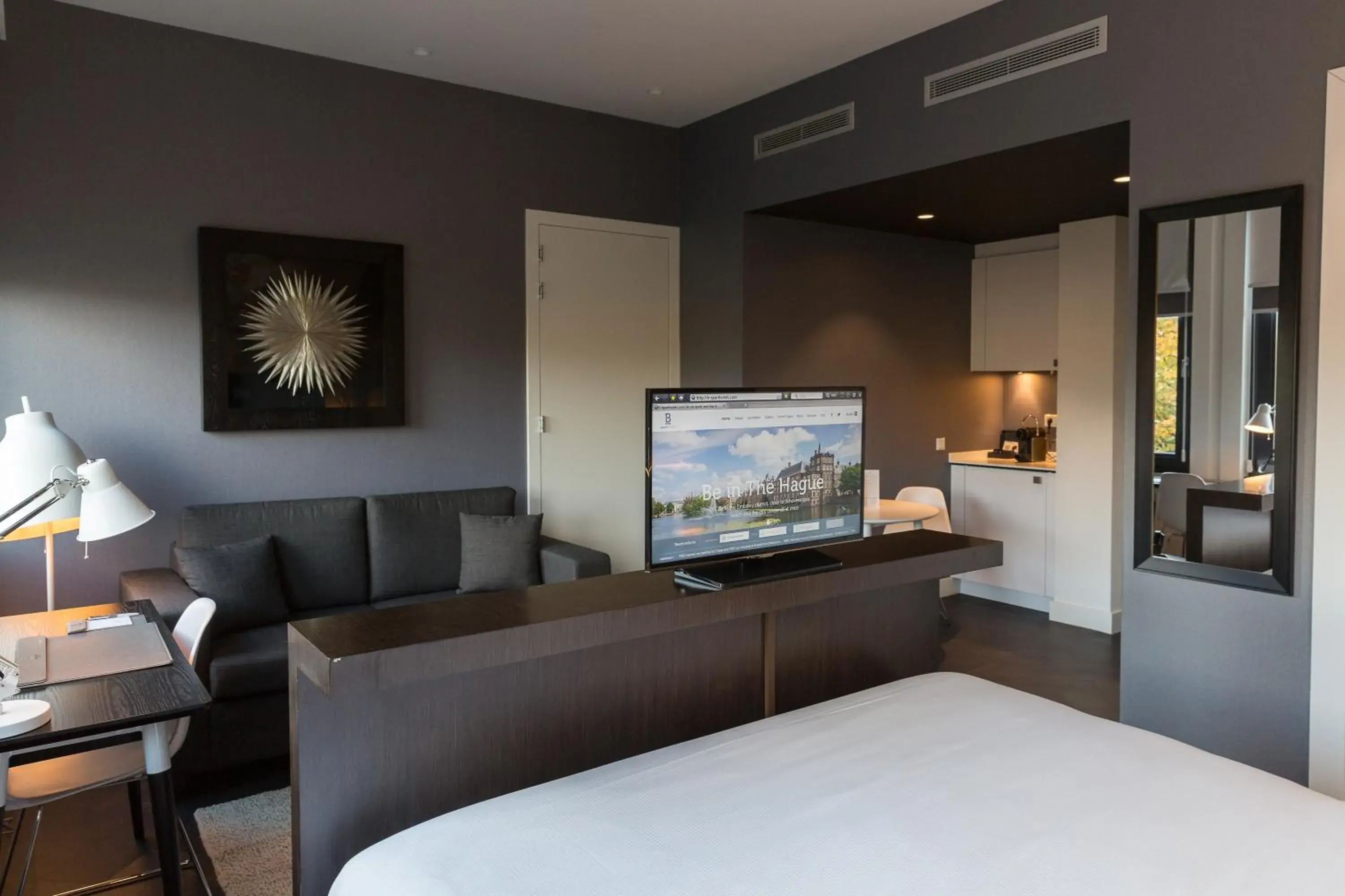 TV and multimedia, Bed in B-aparthotel Kennedy TV and multimedia, Bed in B-aparthotel Kennedy