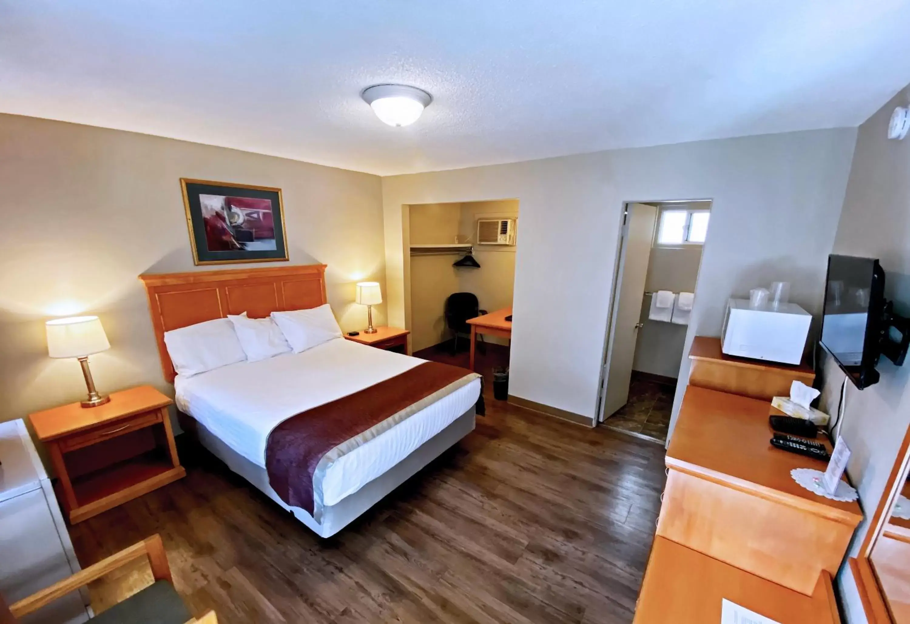 Photo of the whole room, Bed in Silver Star Motel