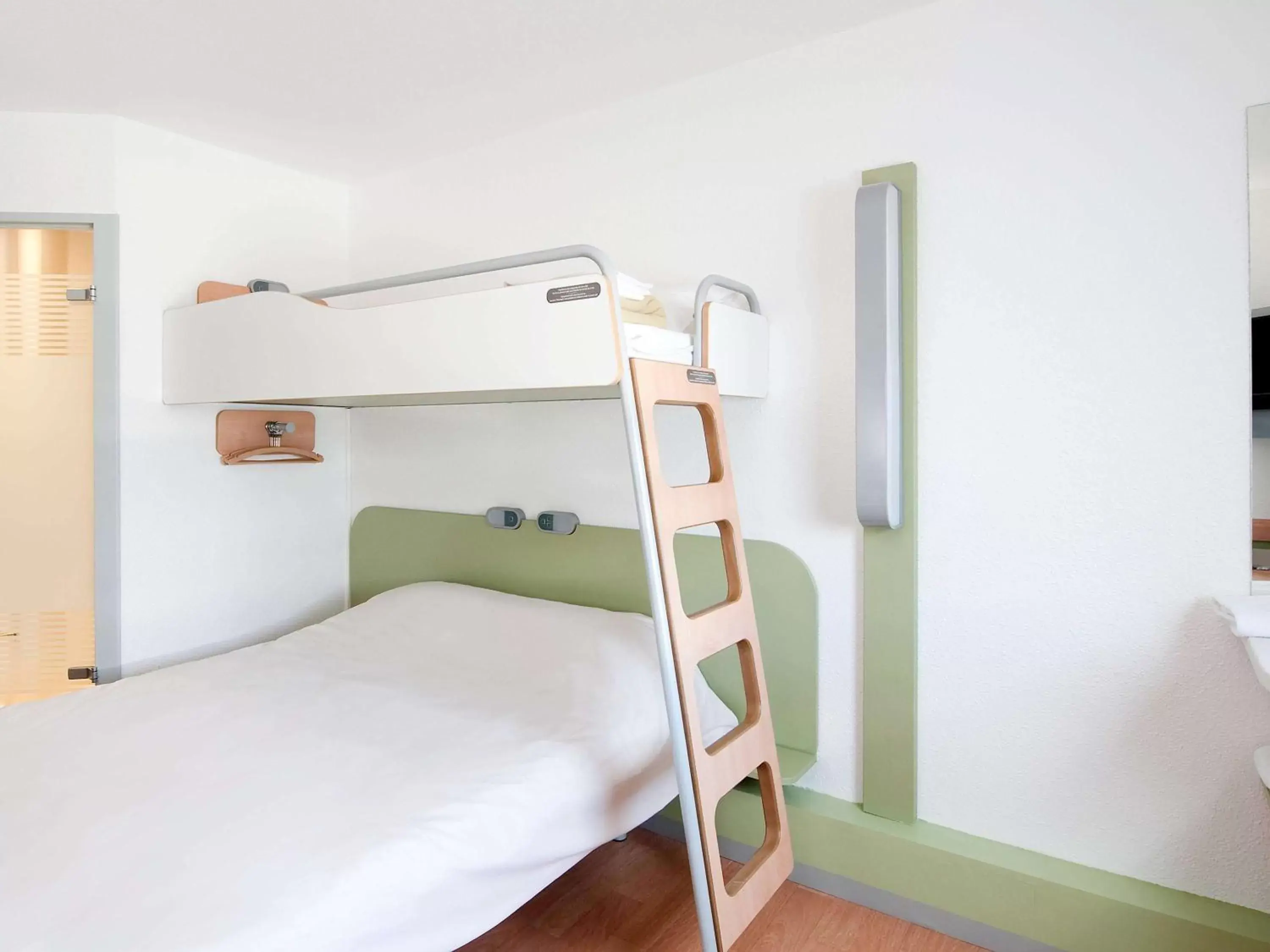 Photo of the whole room, Bunk Bed in ibis budget Poitiers Sud