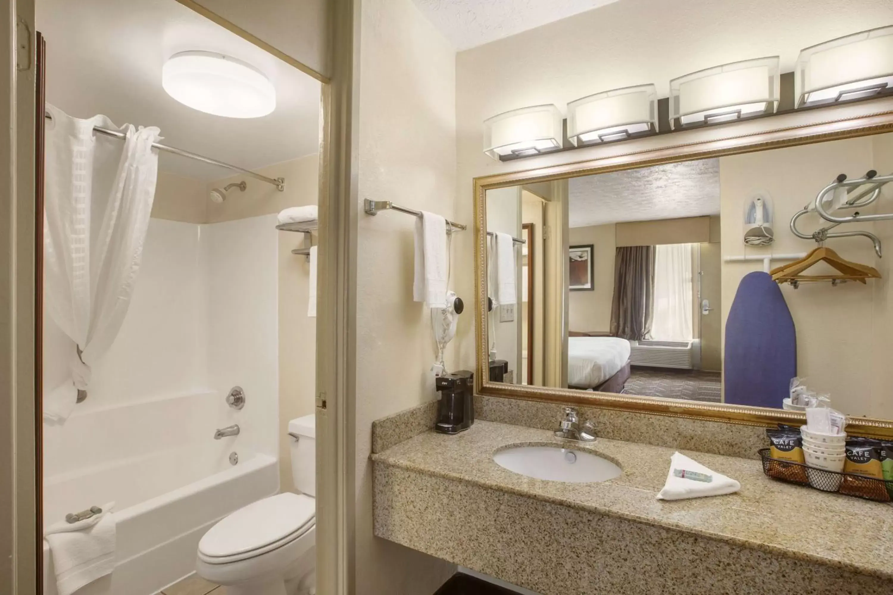 Bathroom in Best Western Southlake Inn