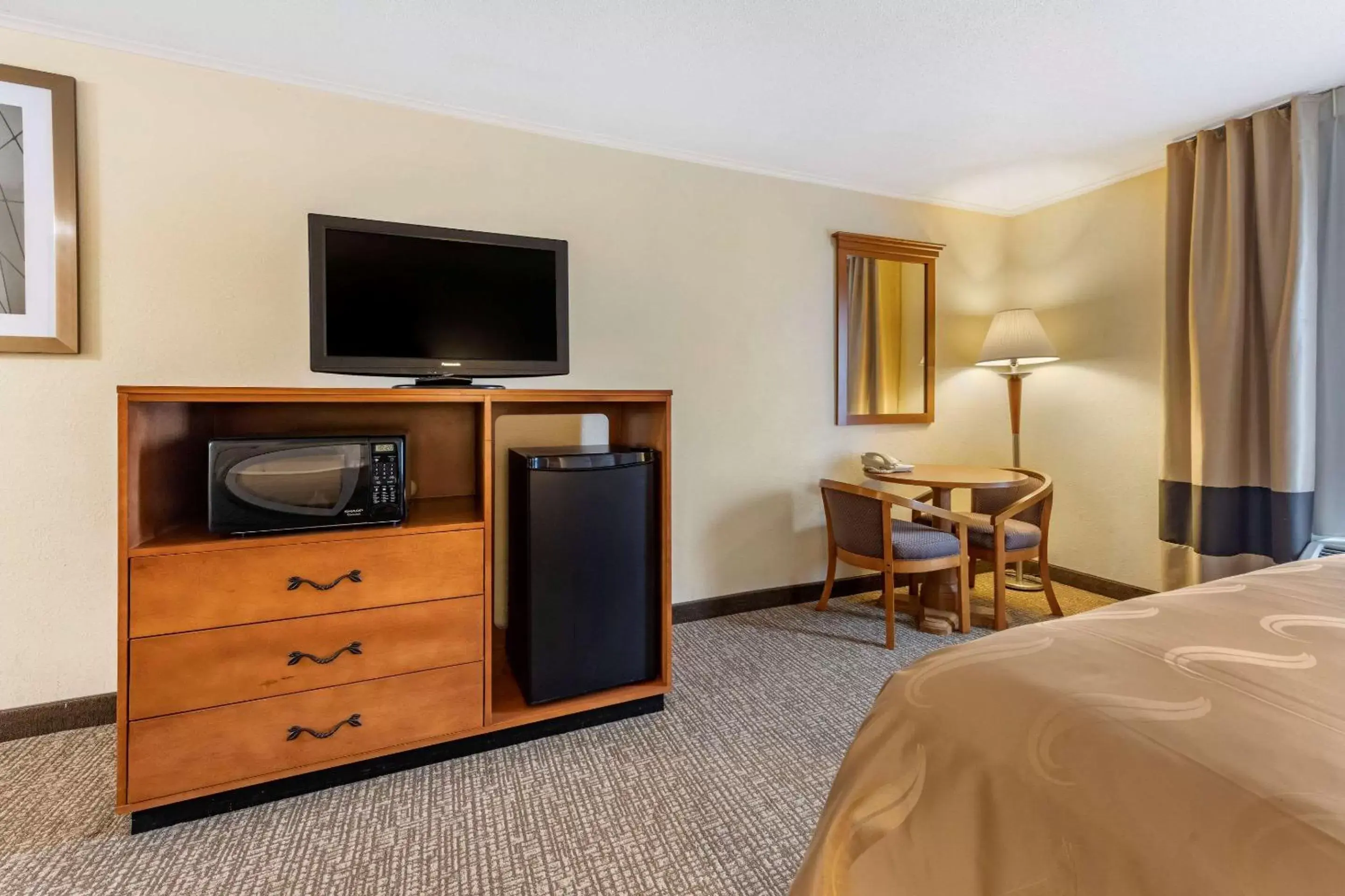 Photo of the whole room, TV/Entertainment Center in Quality Inn Selinsgrove