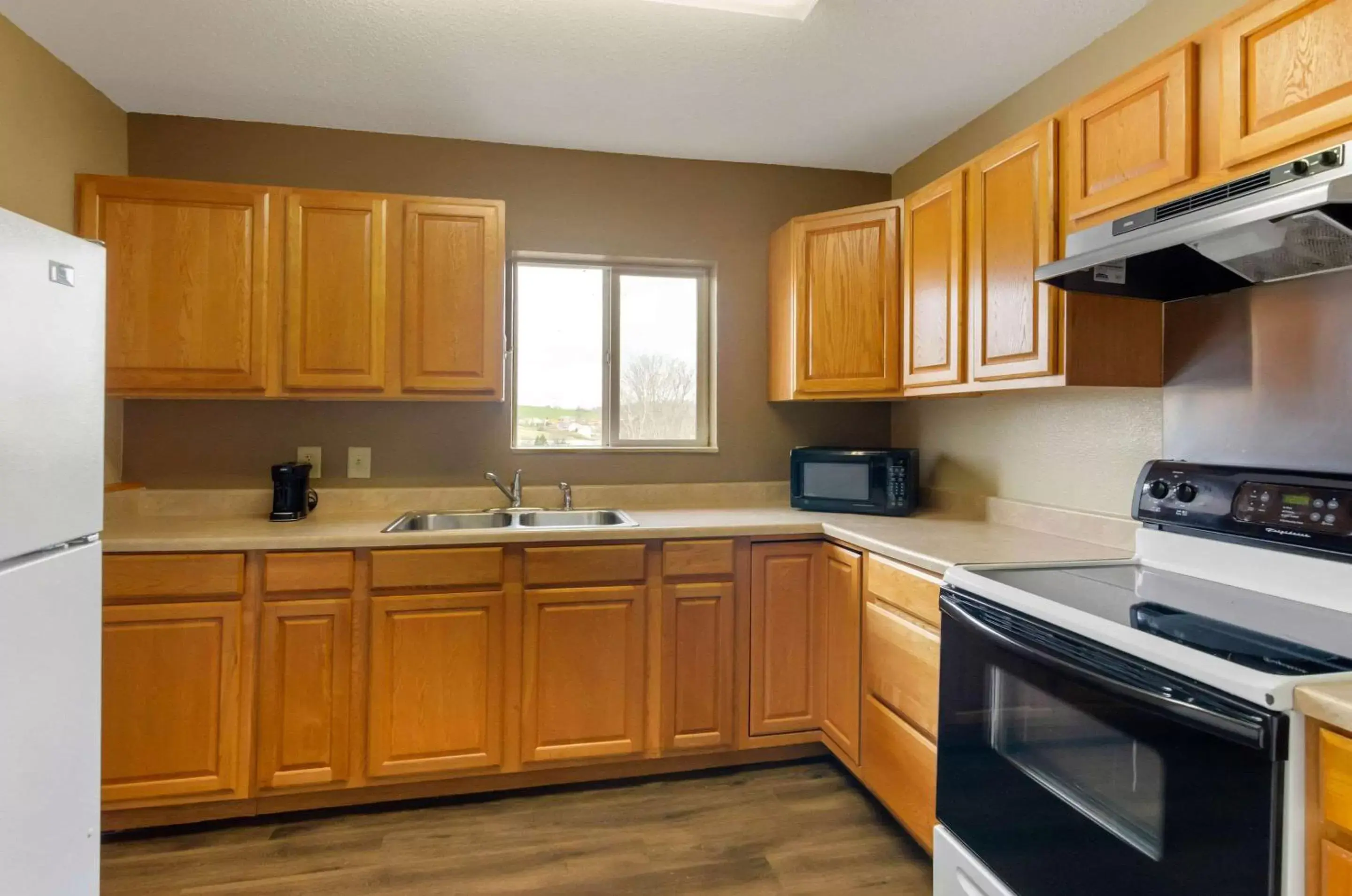 Photo of the whole room, Kitchen/Kitchenette in Comfort Suites Abingdon I-81