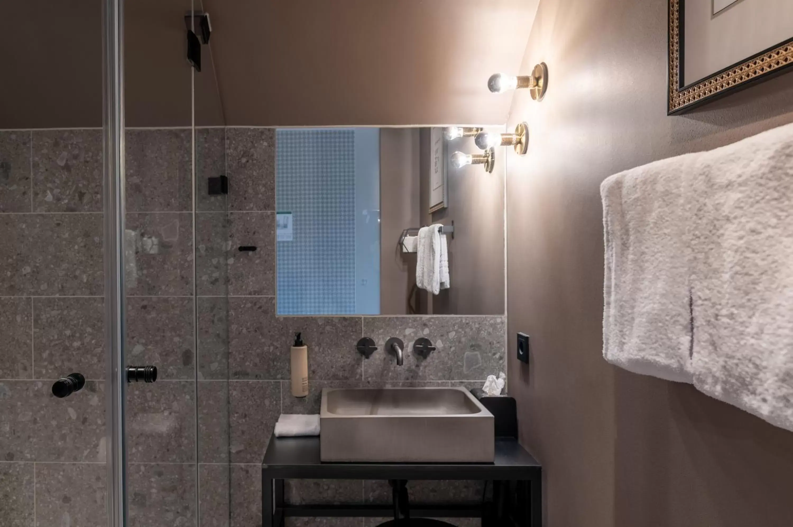 Shower, Bathroom in MIANO Hotel & Bar