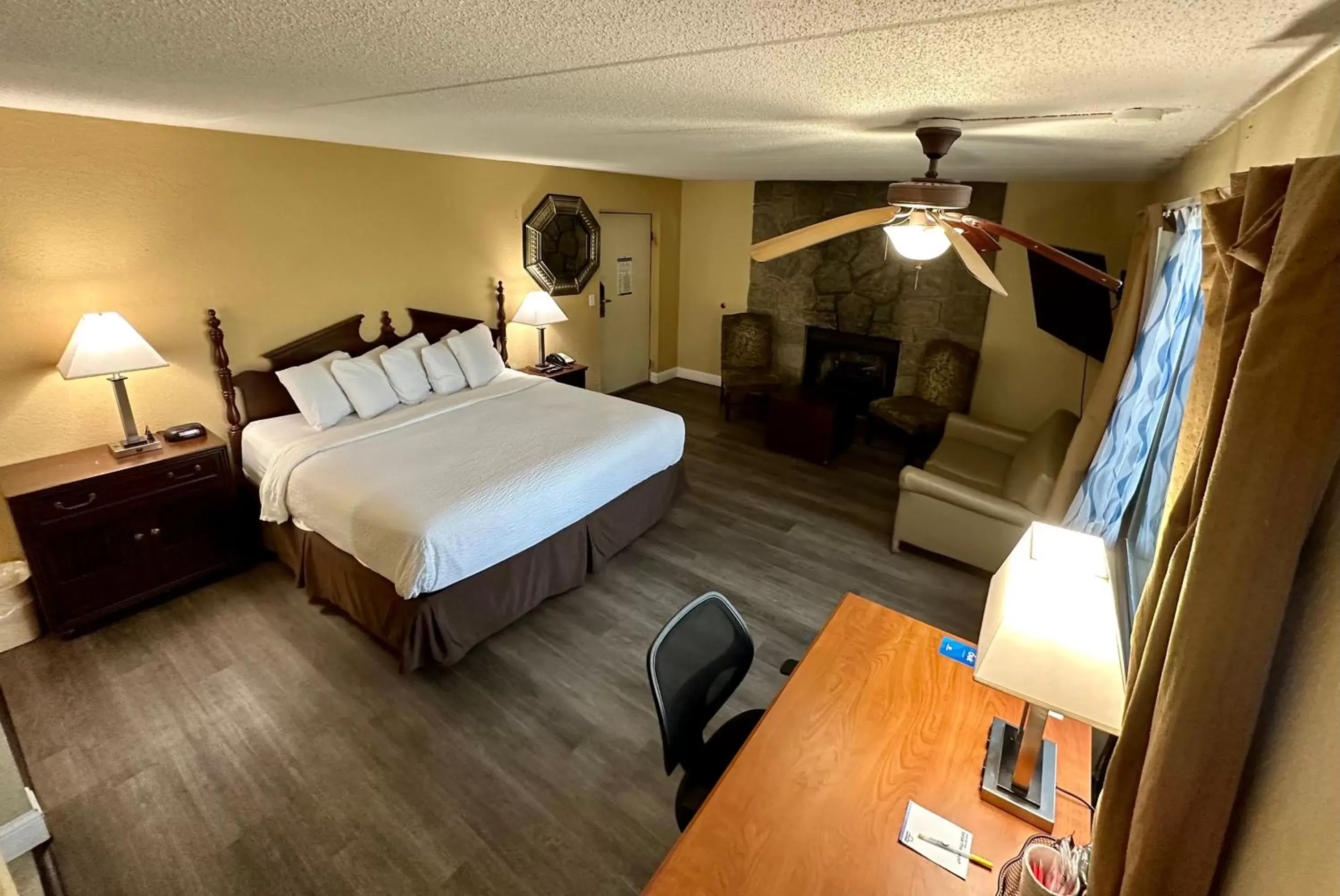 Photo of the whole room, Bed in Days Inn & Suites by Wyndham Pigeon Forge