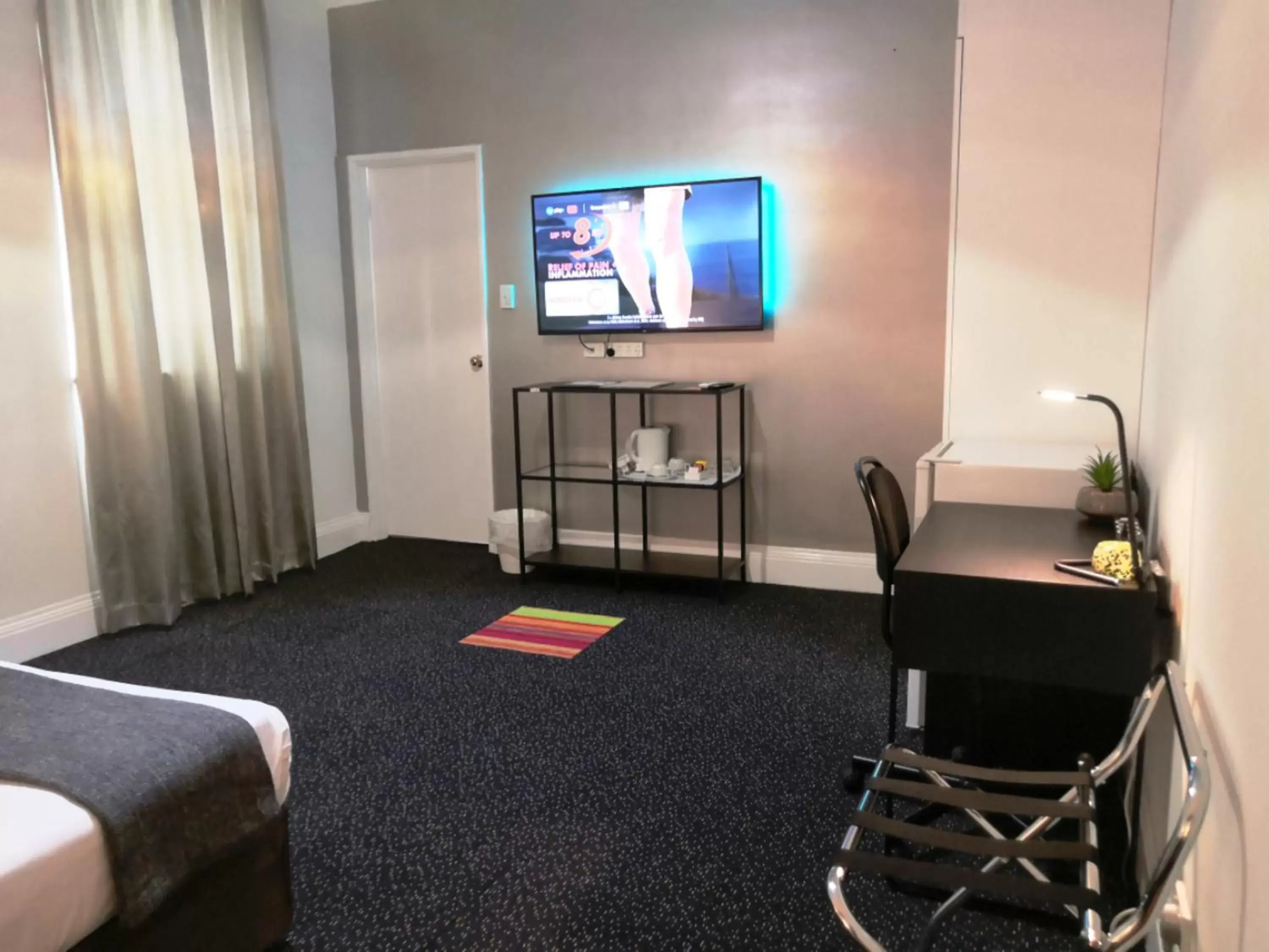 Bedroom, TV/Entertainment Center in Criterion Hotel Perth