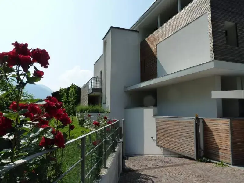 Facade/entrance, Balcony/Terrace in B&B Mele d'Oro