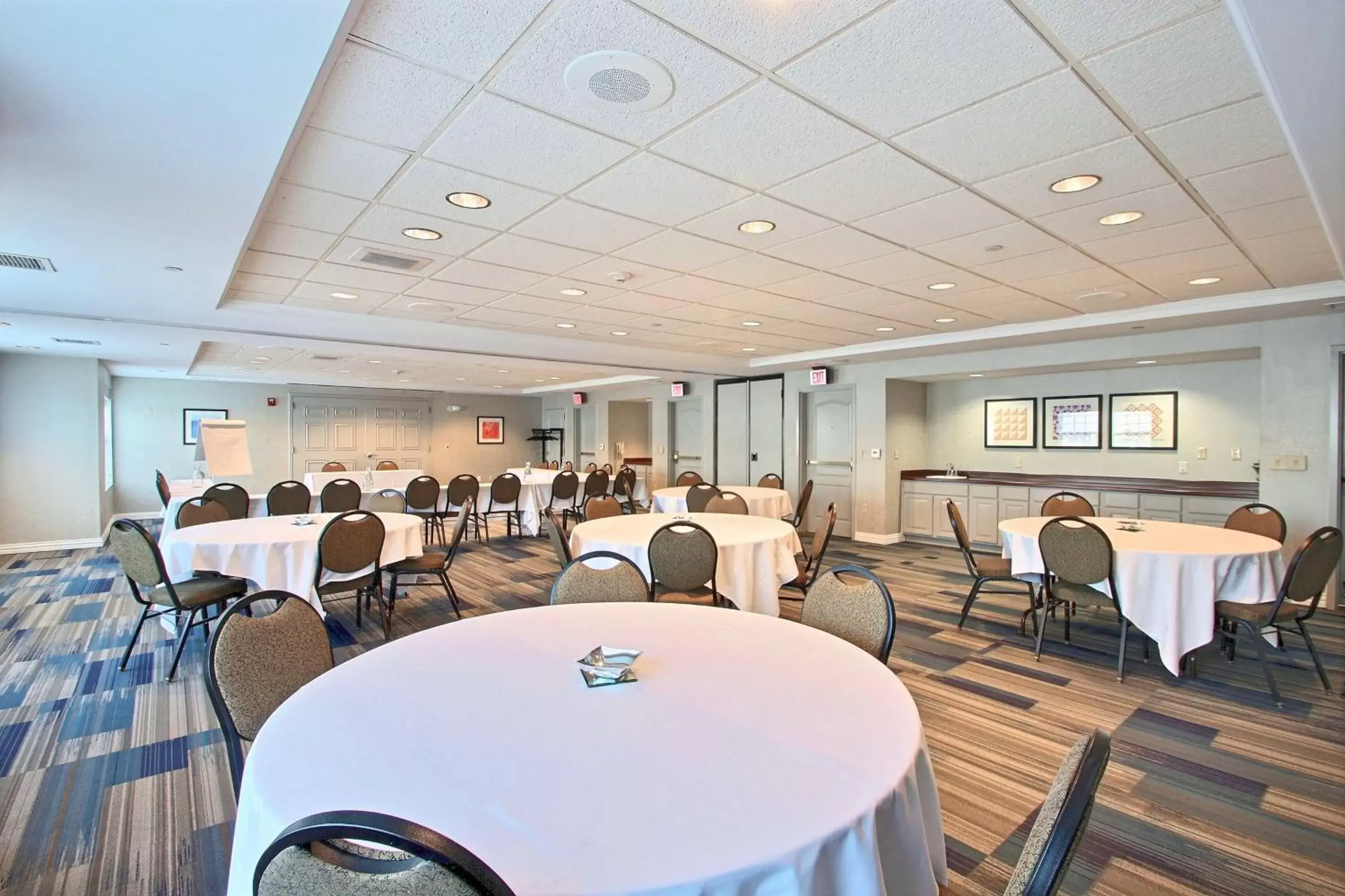 Meeting/conference room, Restaurant/Places to Eat in Holiday Inn Express Hotel & Suites Milwaukee Airport, an IHG Hotel