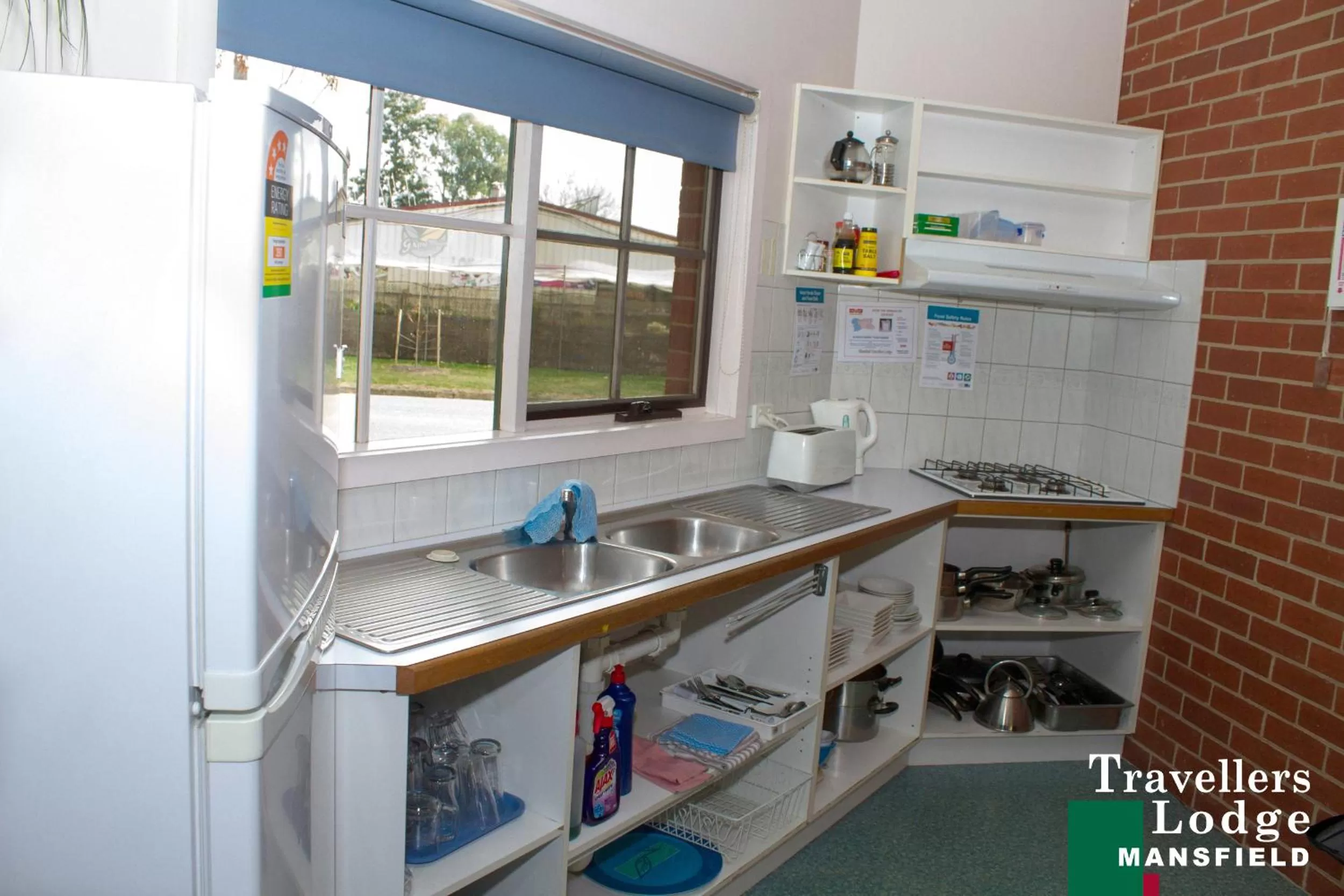 Communal kitchen in Mansfield Travellers Lodge