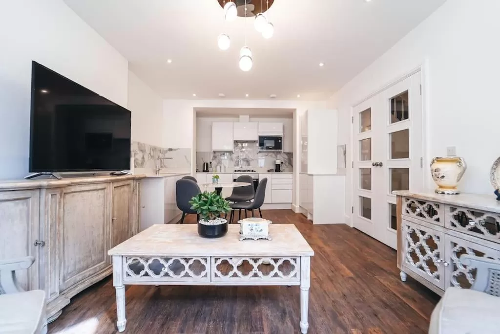 TV/Entertainment Center in The Avonmore Olympia