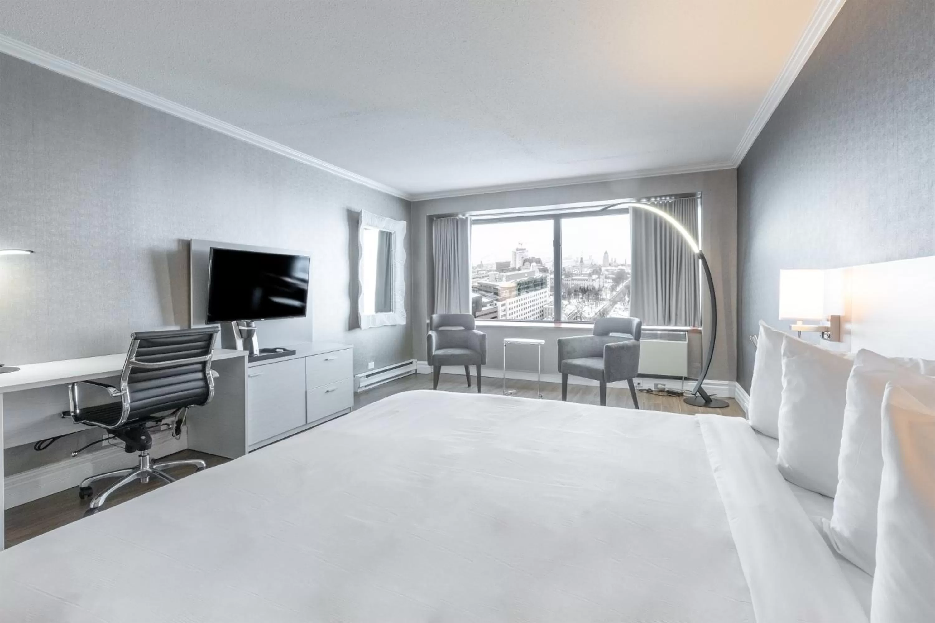 Photo of the whole room, Bed in Hôtel Le Concorde Québec