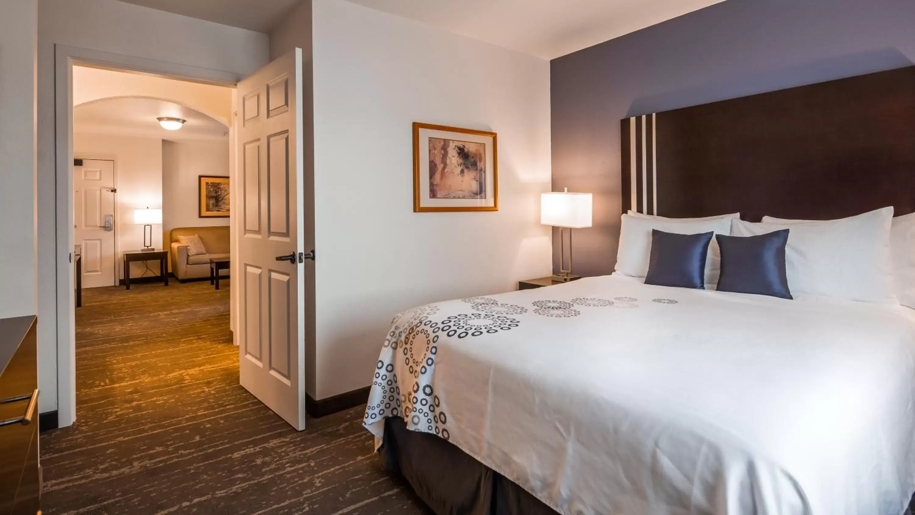 Bedroom, Bed in Best Western Plus Edmonds Harbor Inn