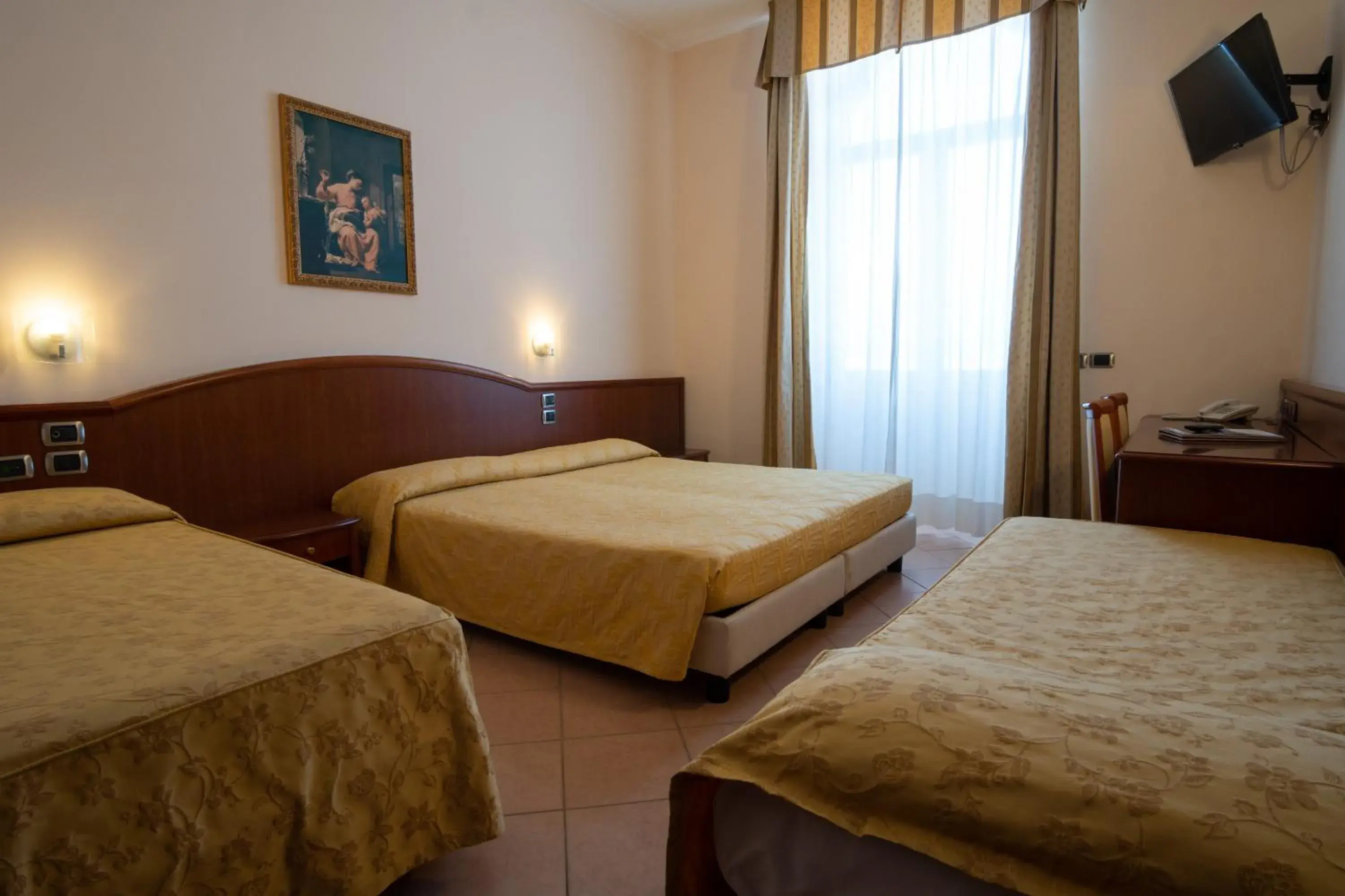 Superior Quadruple Room in Garda Family House