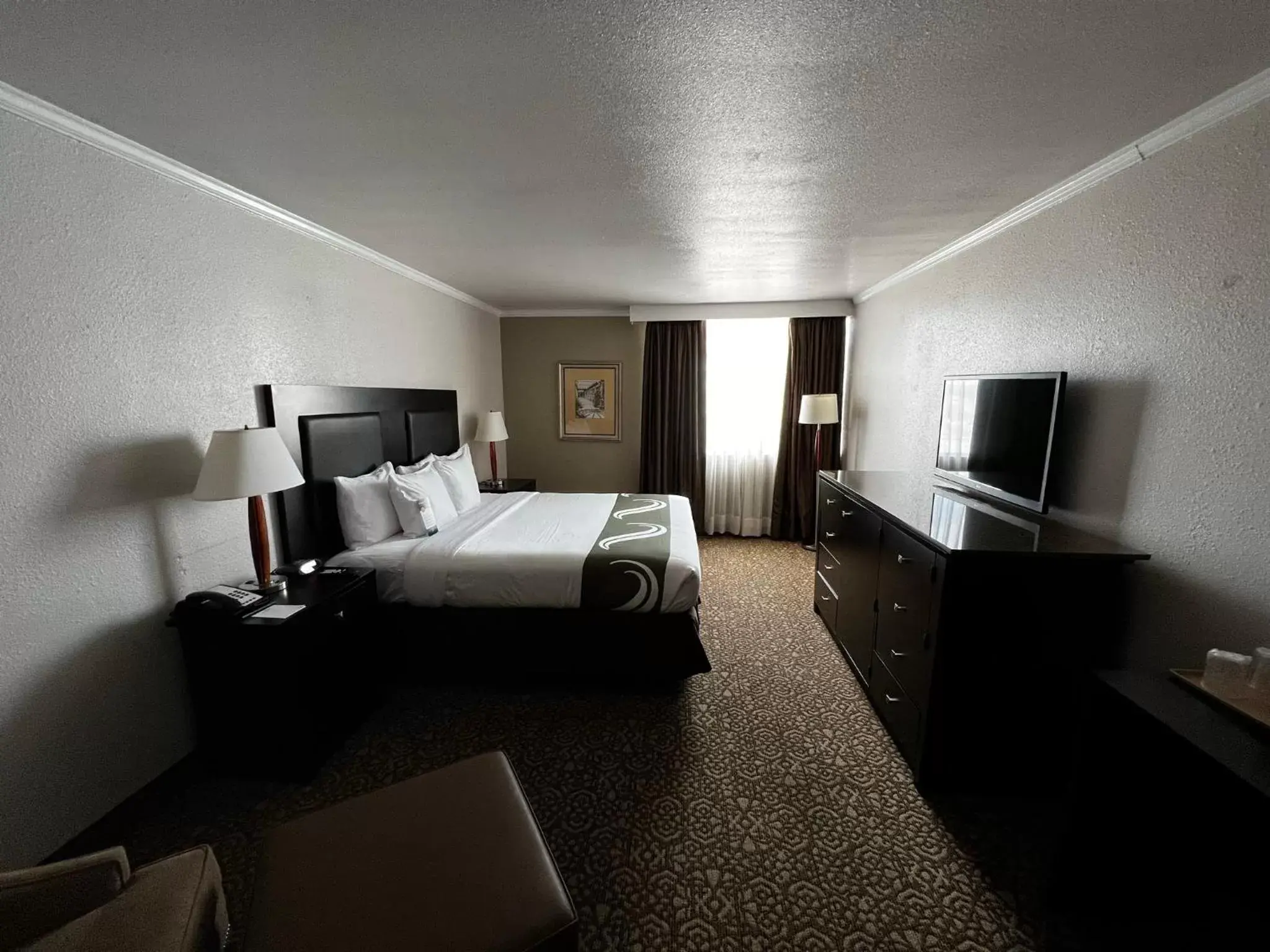 Communal lounge/ TV room, TV/Entertainment Center in Quality Inn Fort Worth - Downtown East