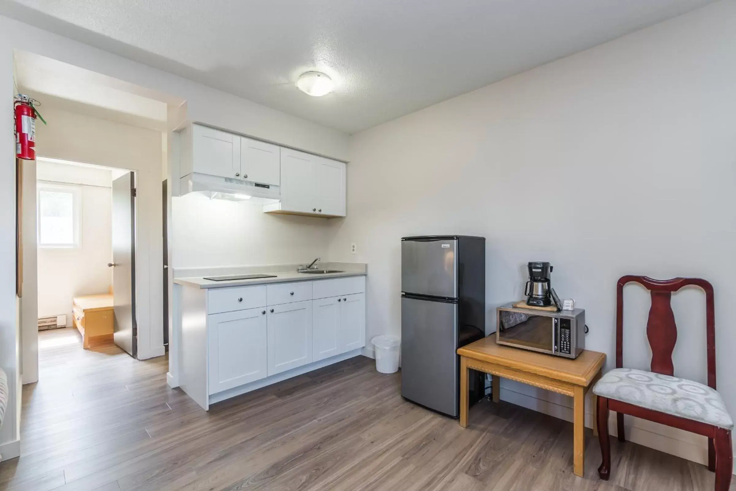 Kitchen/Kitchenette in Bluebird Motel