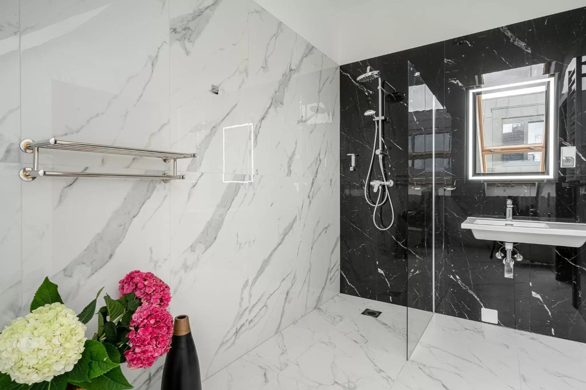 Shower in Hotel Jazz Market Square Wroclaw