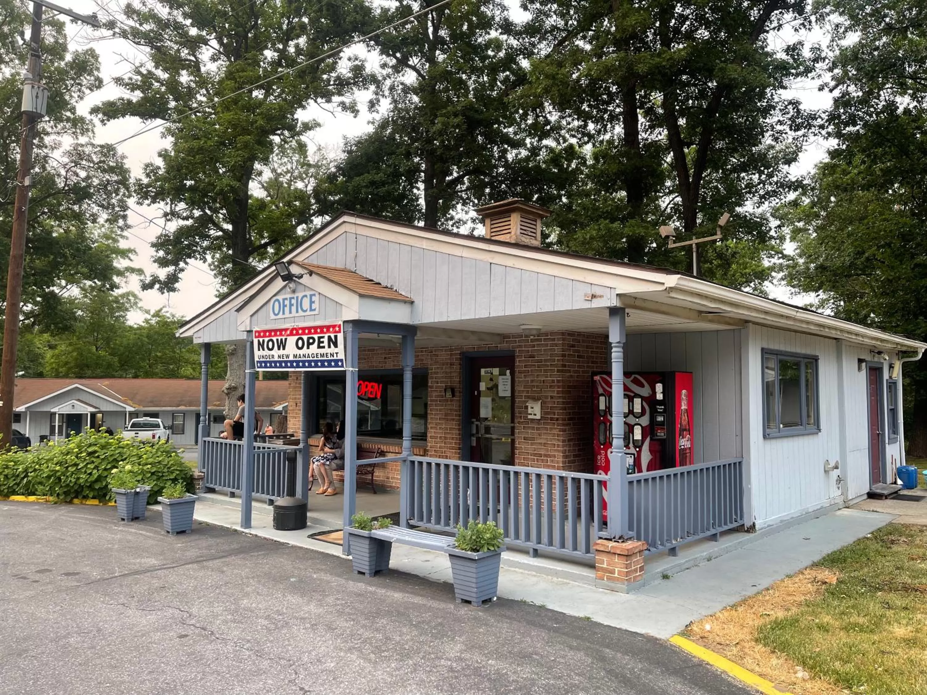 Facade/entrance in Pennswoods Inn
