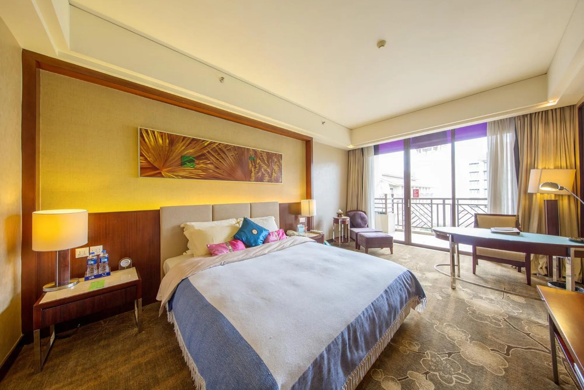 Photo of the whole room, Bed in Dongguan Richwood Garden Hotel