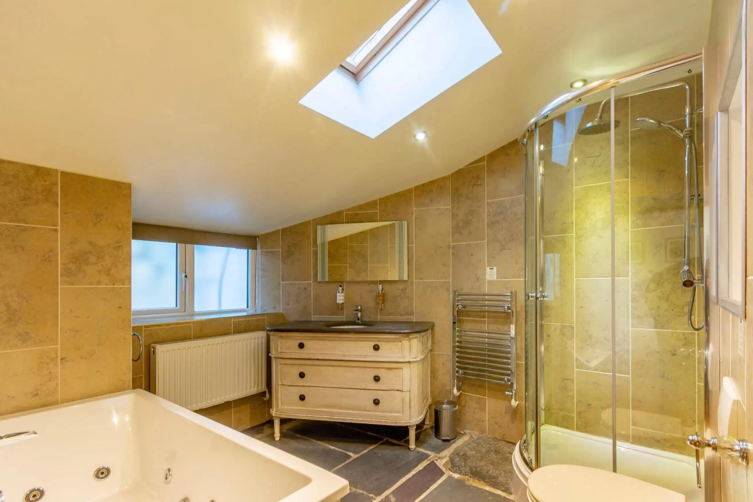 Bathroom in The Golden Fleece Inn