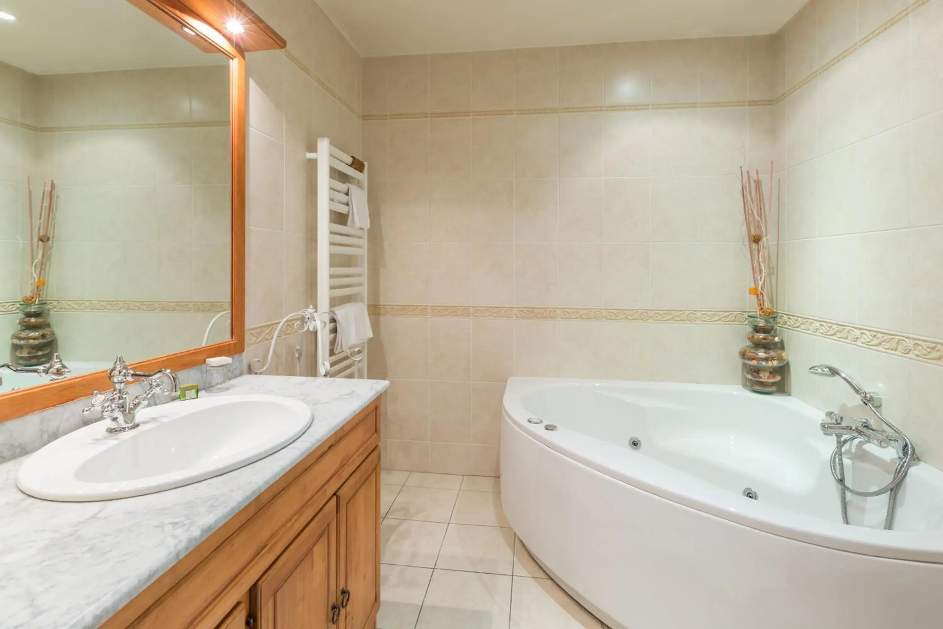 Hot Spring Bath, Bathroom in Logis Hôtel d'Angleterre