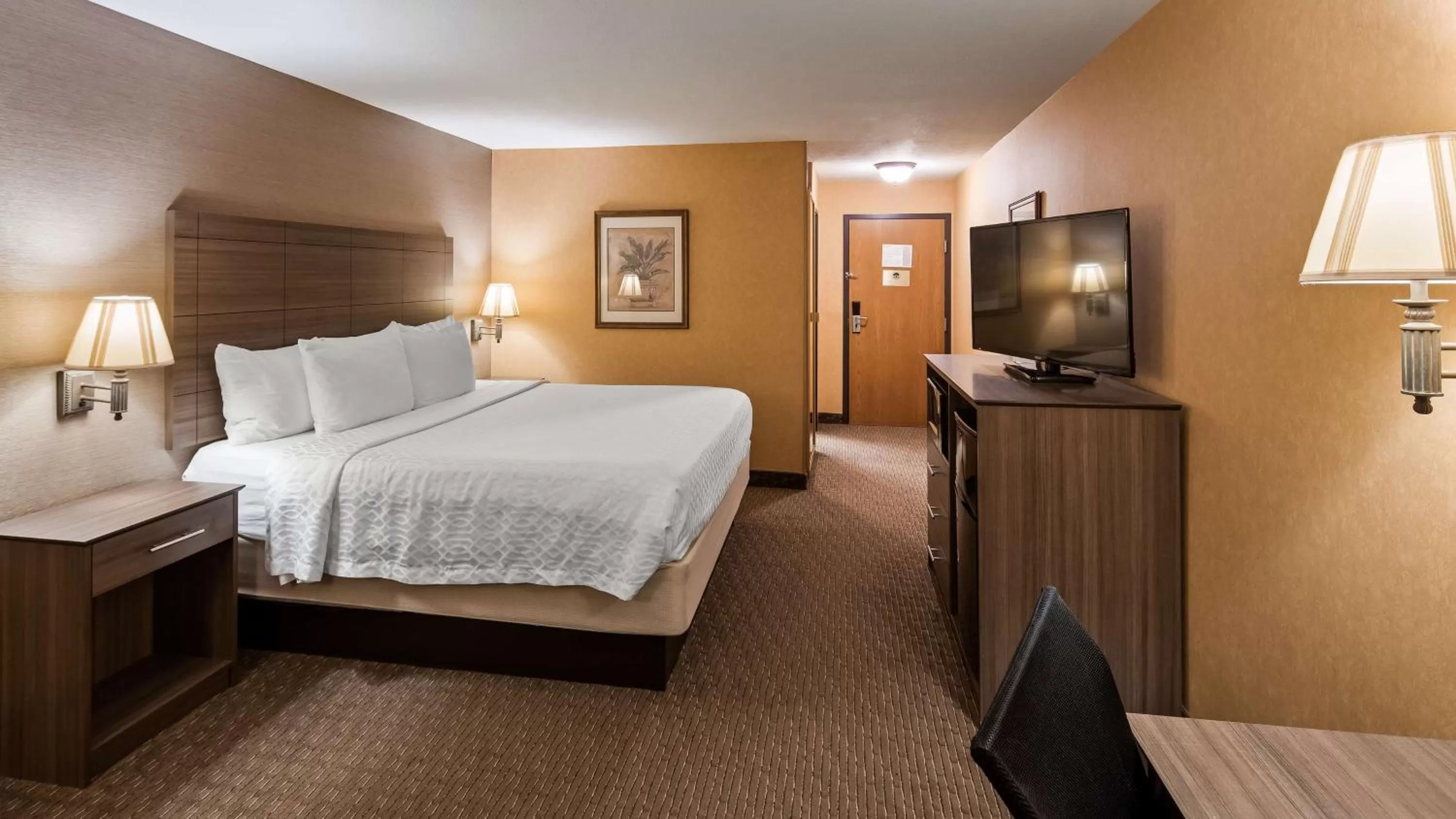 Photo of the whole room, Bed in Best Western Plus North Canton Inn & Suites