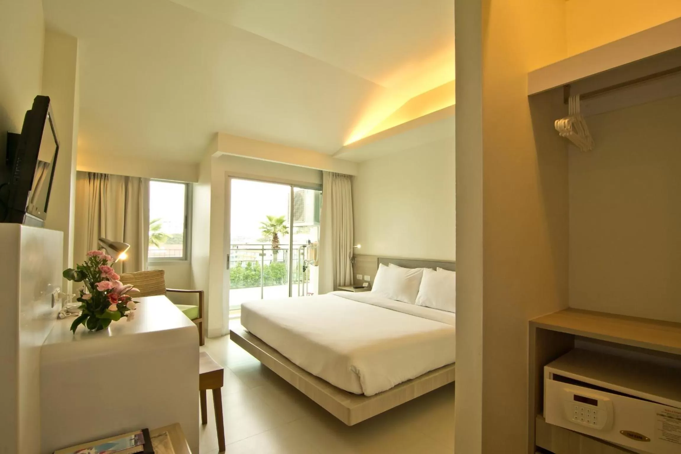 TV and multimedia, Bed in Sunshine Hotel & Residences