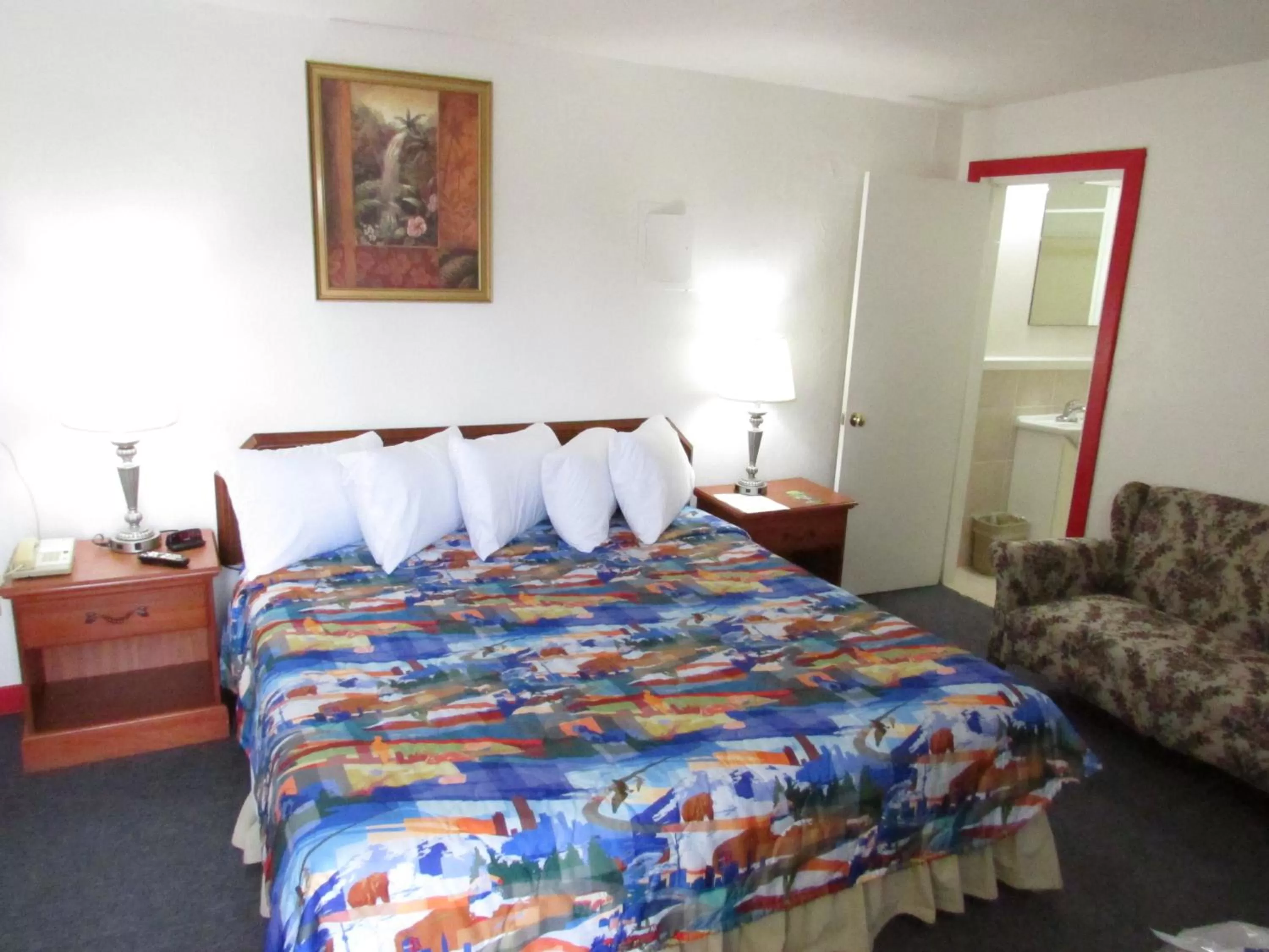 Bed in Parsons Inn Downtown Parsons,Tn