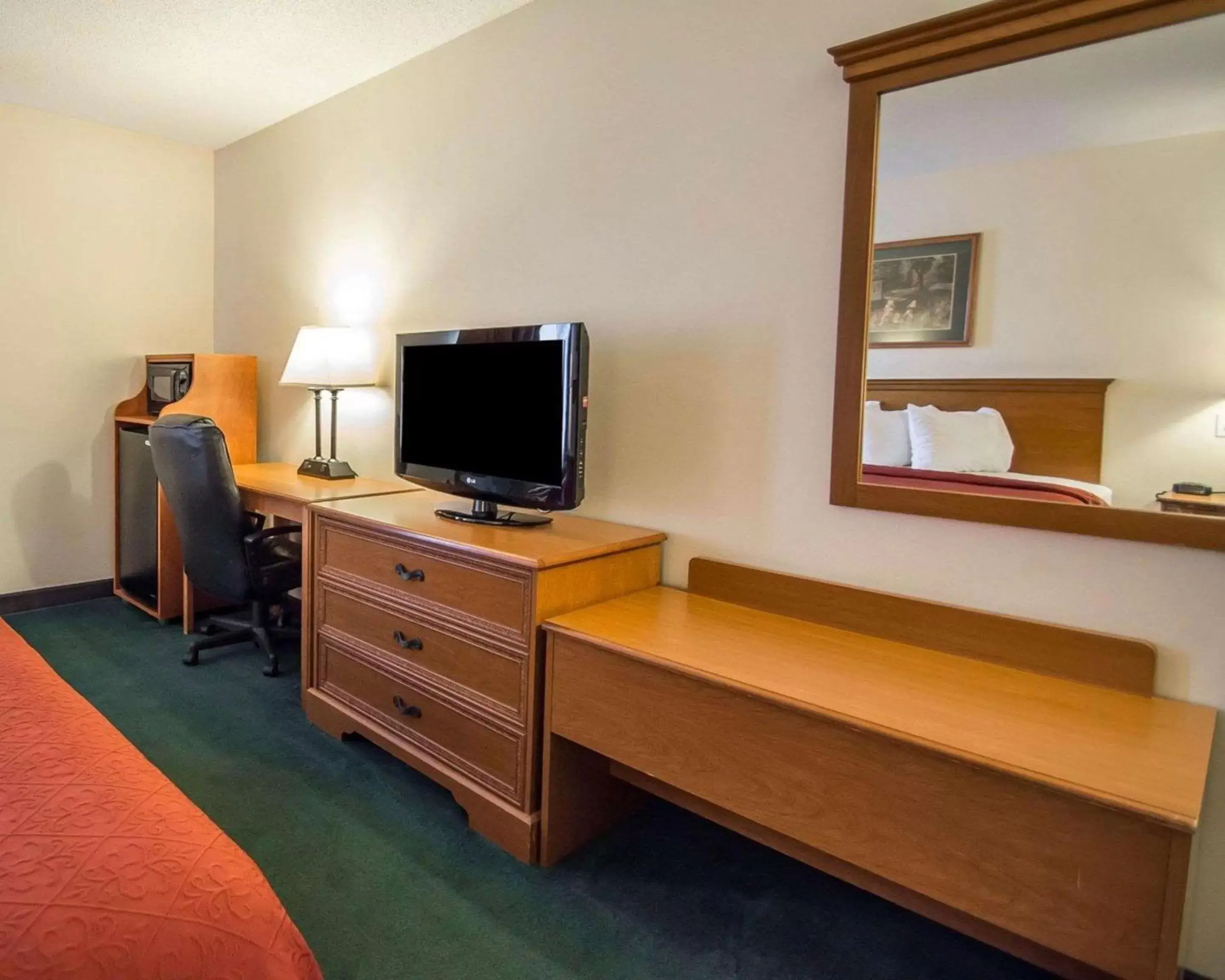 Photo of the whole room, TV/Entertainment Center in Quality Inn Gainesville I-75