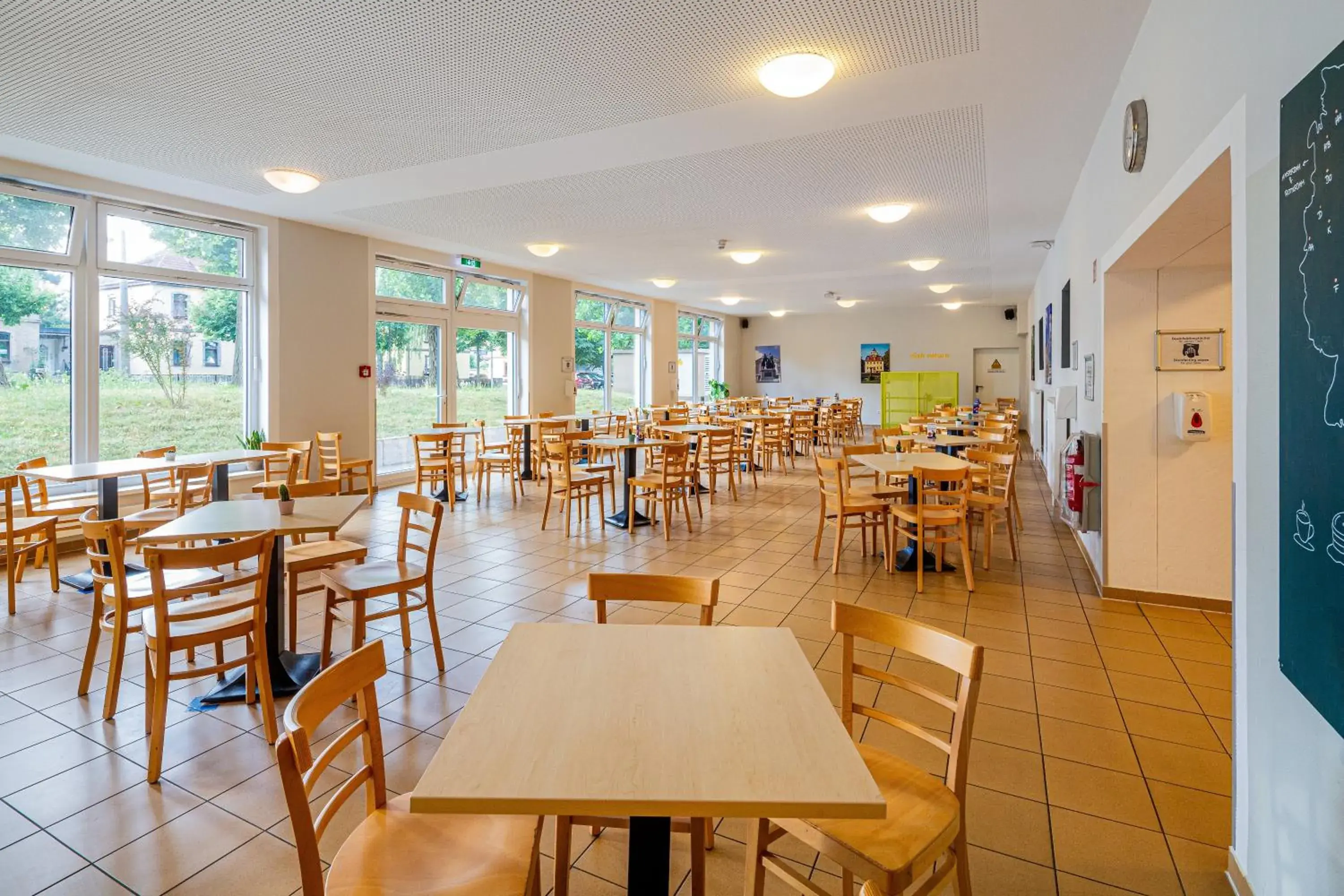 Area and facilities, Restaurant/Places to Eat in A&O Weimar