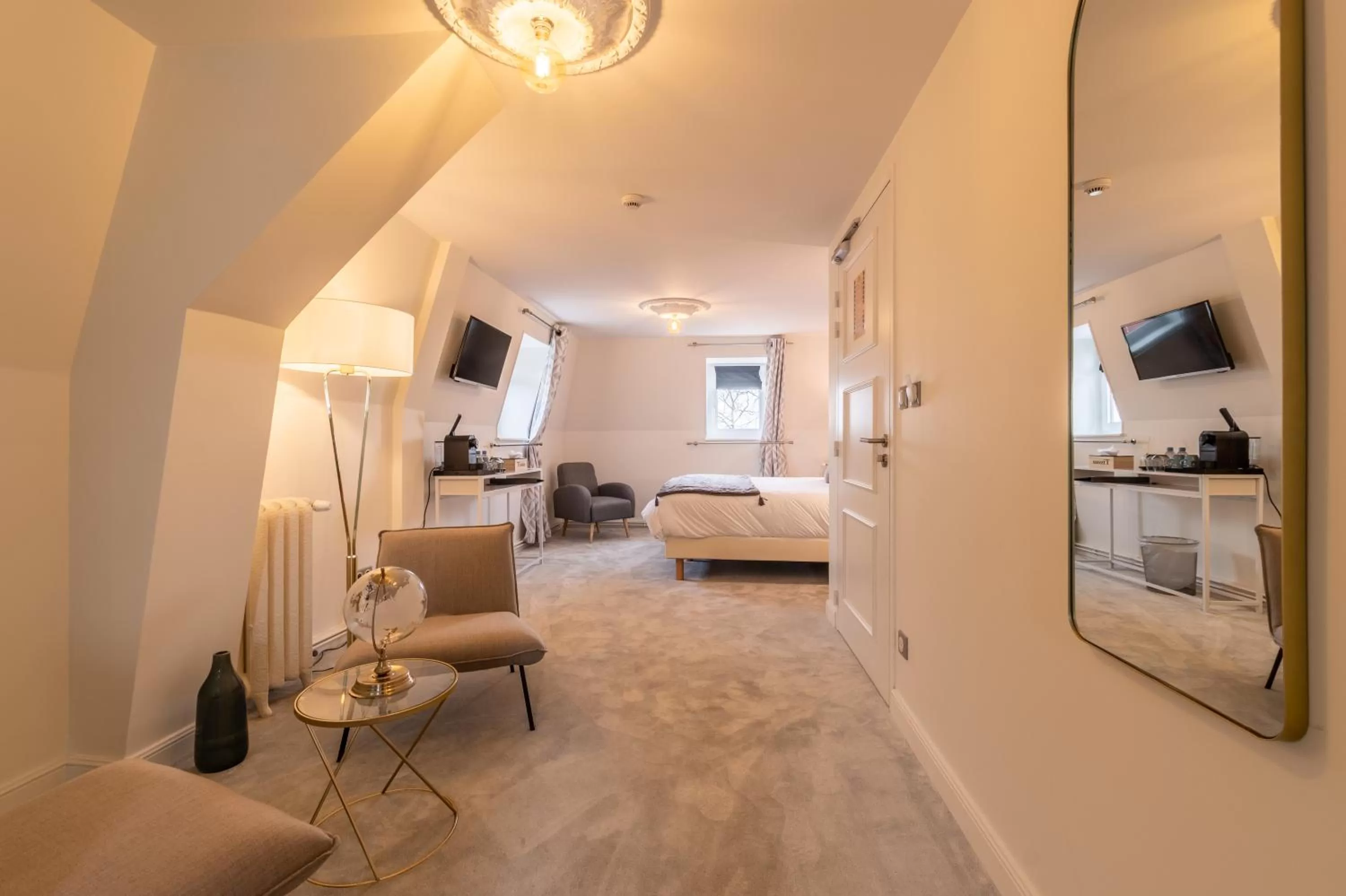 Property building, Seating Area in Hôtel Échappée en Baie - Parking privé gratuit