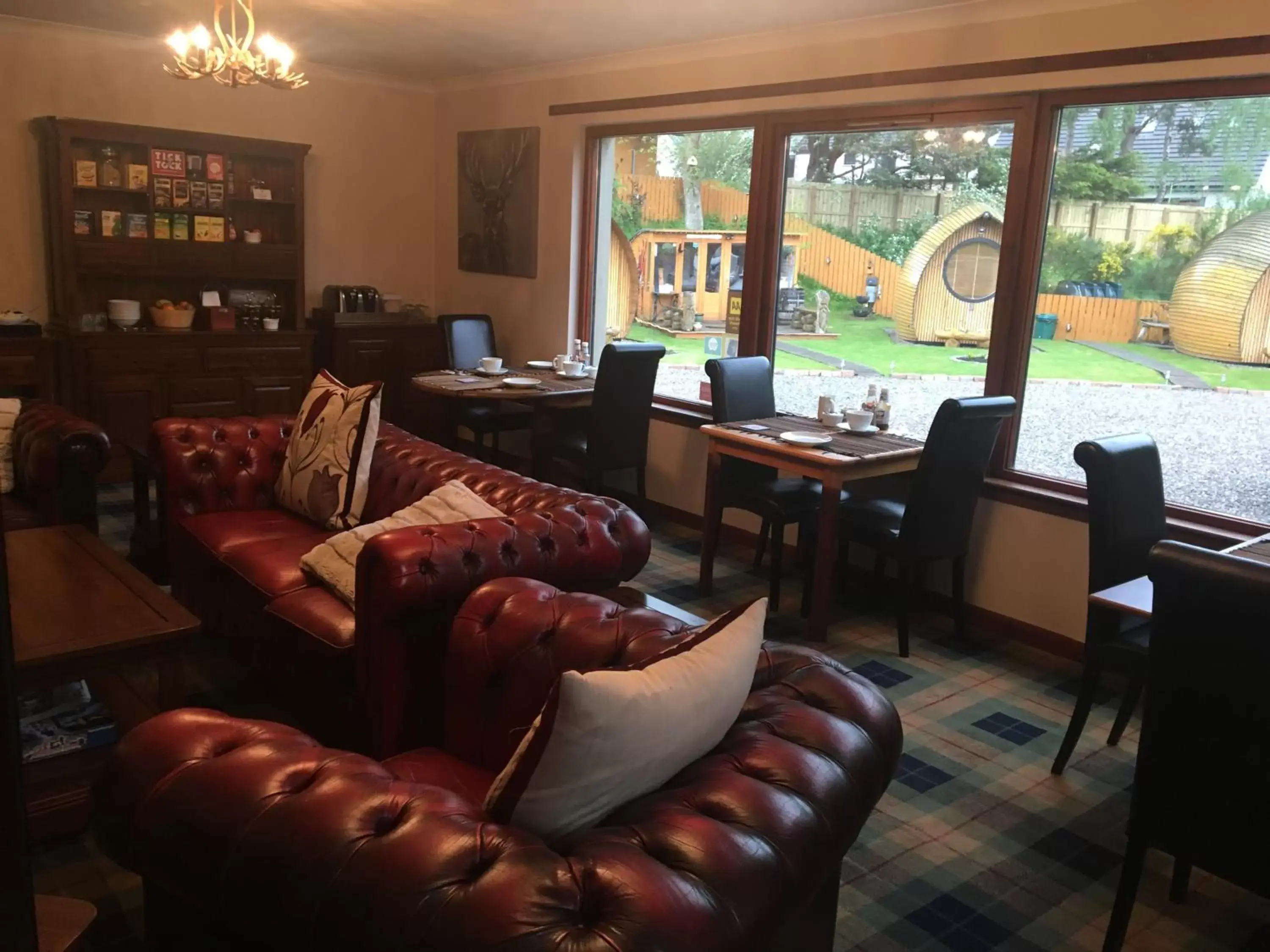 Lounge or bar in Eriskay B&B and Aviemore Glamping Lounge or bar in Eriskay B&B and Aviemore Glamping
