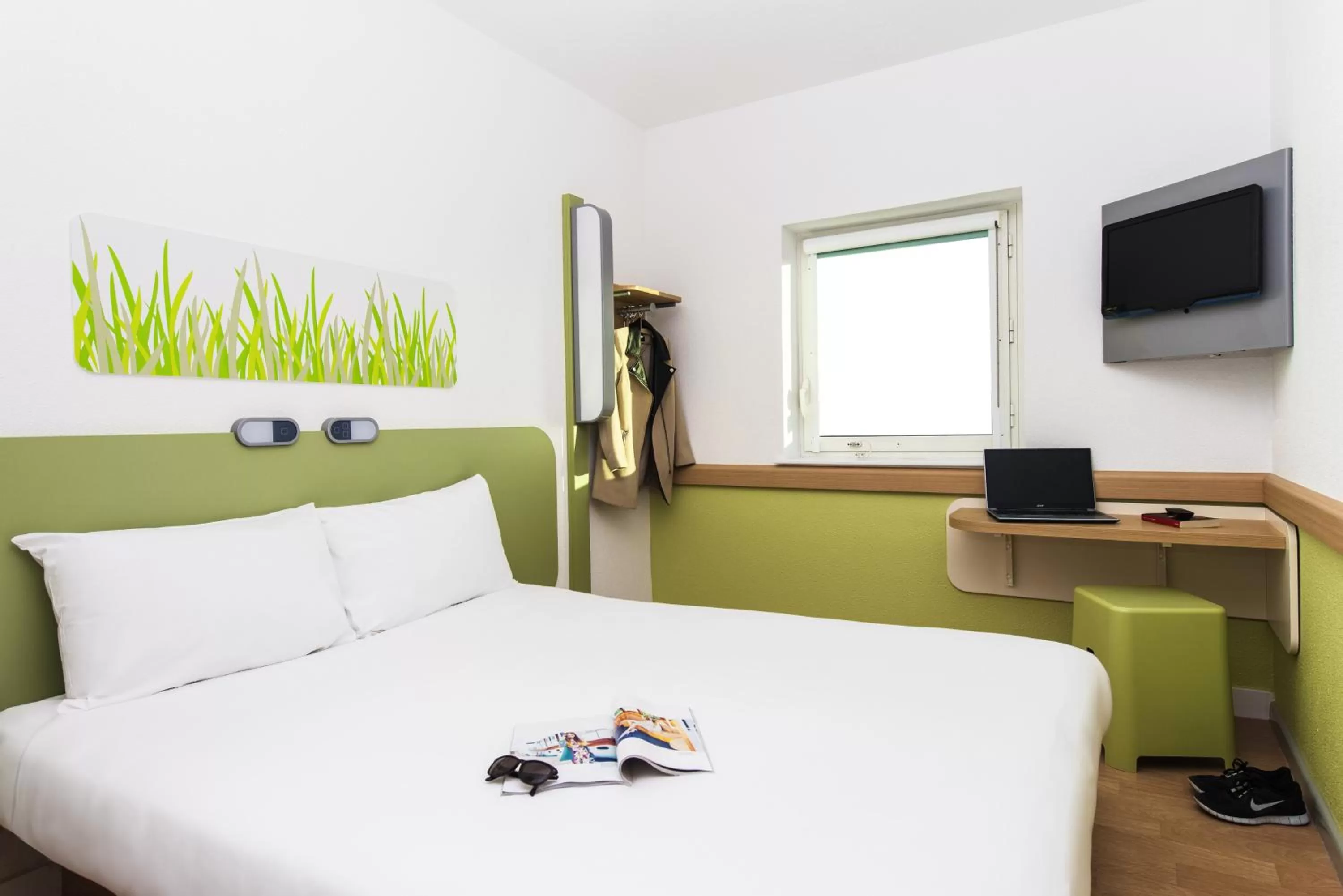 Bedroom, Bed in ibis budget Manchester Salford Quays