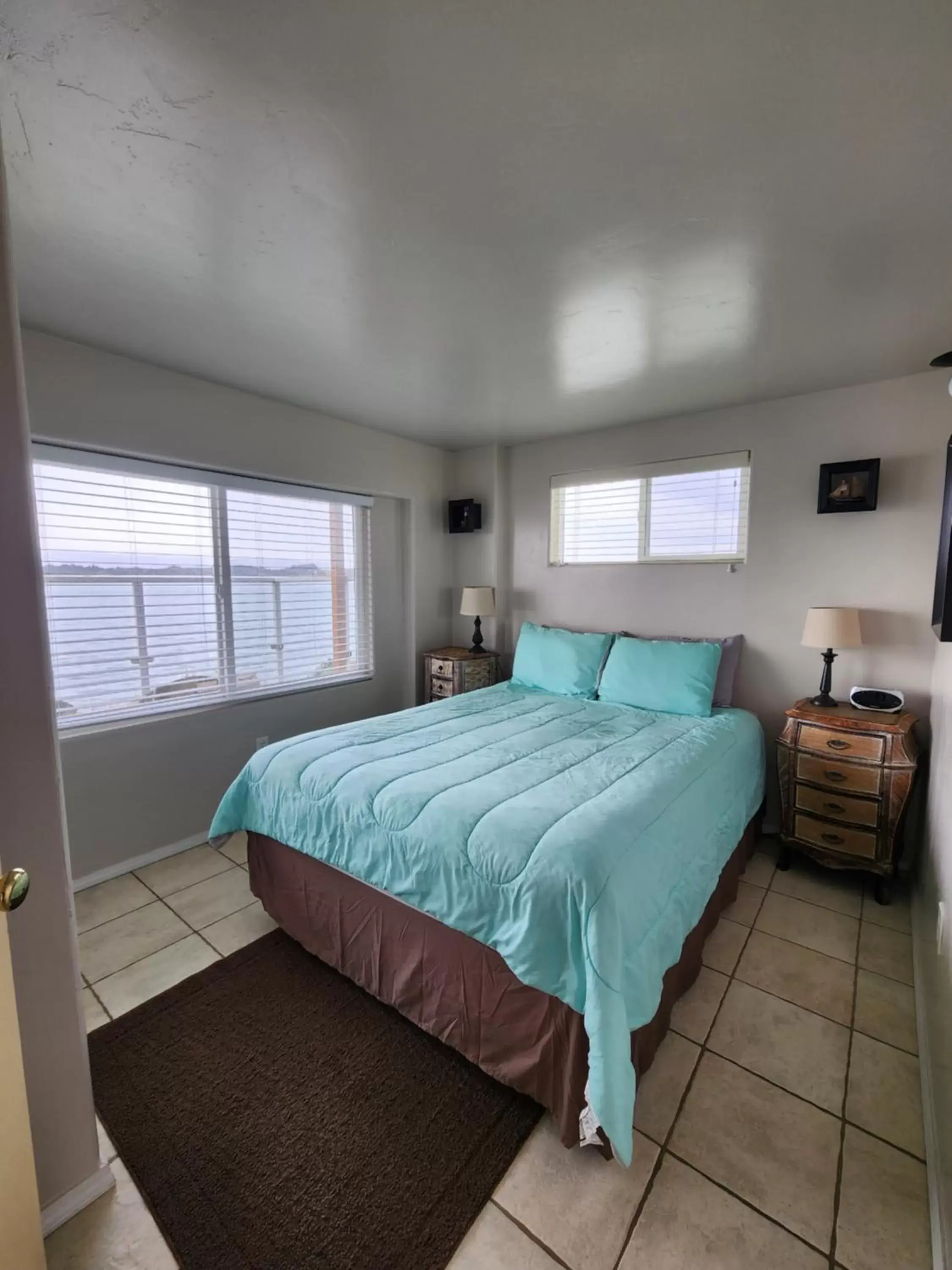 Bedroom, Bed in Plainview Motel