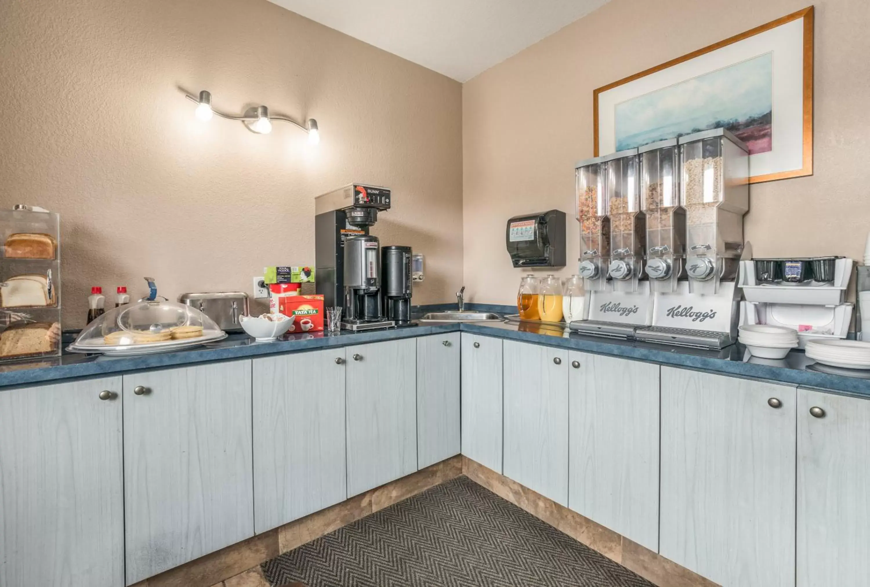 Food, Kitchen/Kitchenette in Knights Inn Orillia