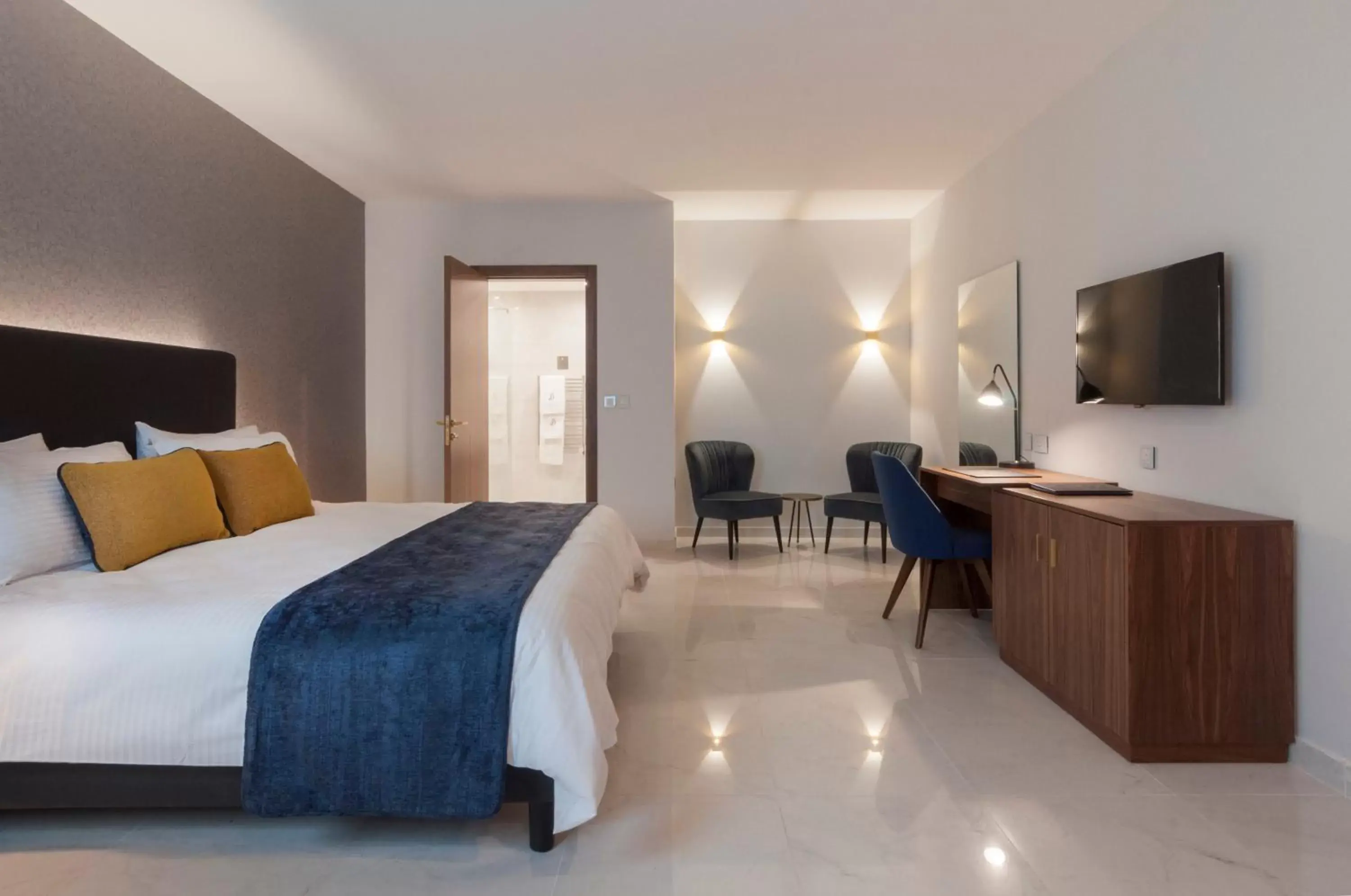 Bathroom, TV/Entertainment Center in The Duke Boutique Hotel