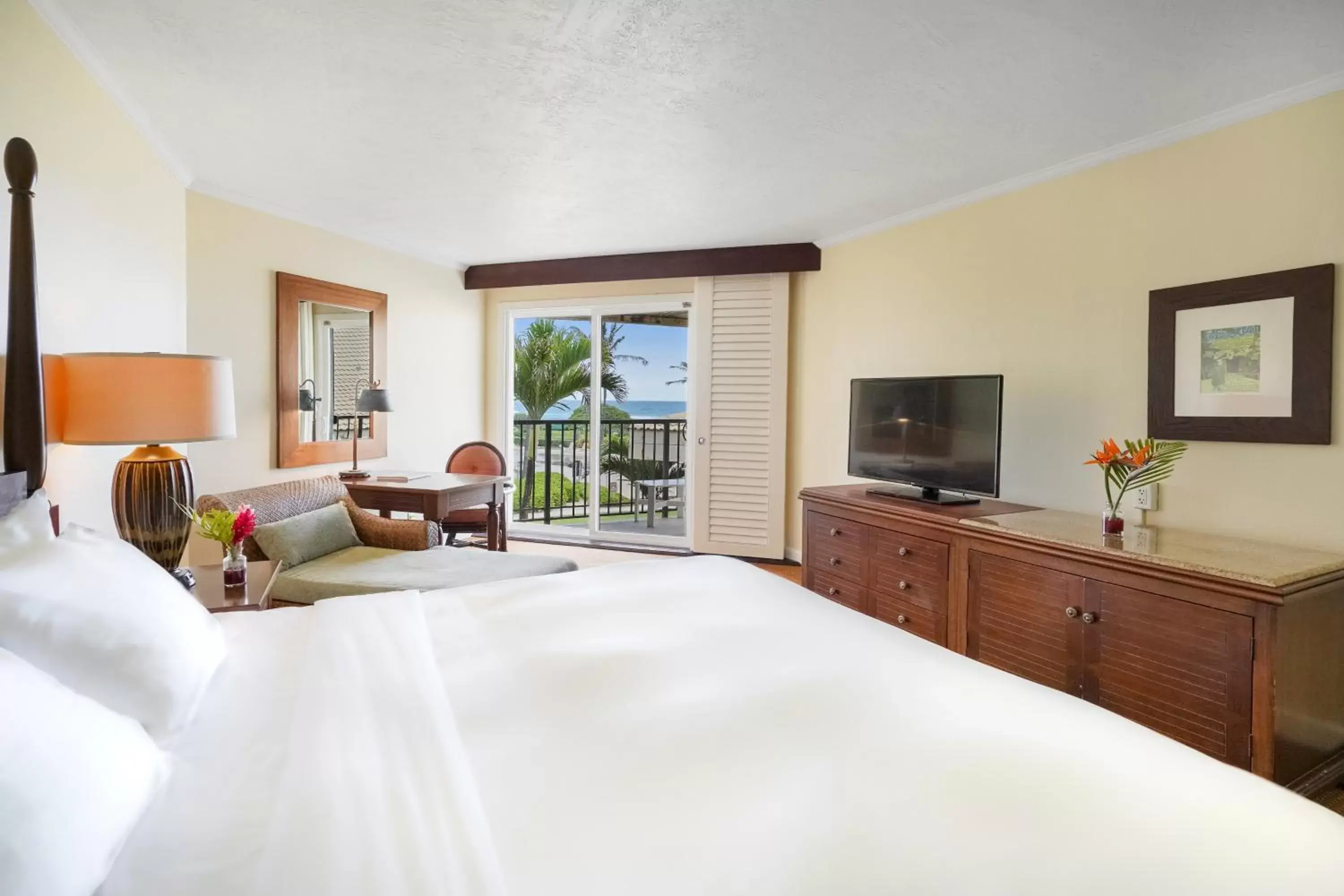 Bed in OUTRIGGER Kaua'i Beach Resort & Spa