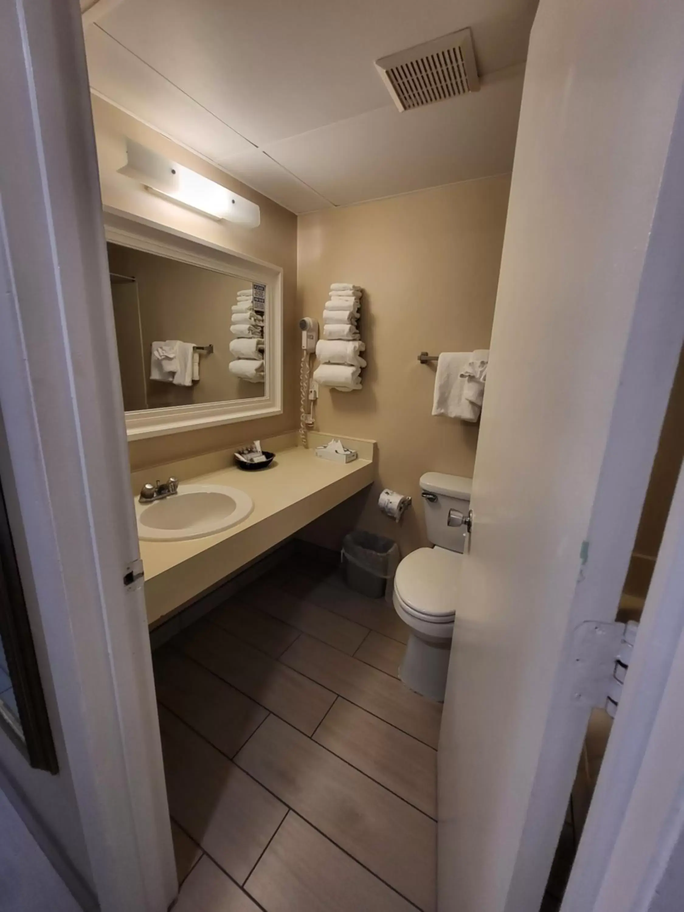 Bathroom in Beachside Hotel - Daytona Beach