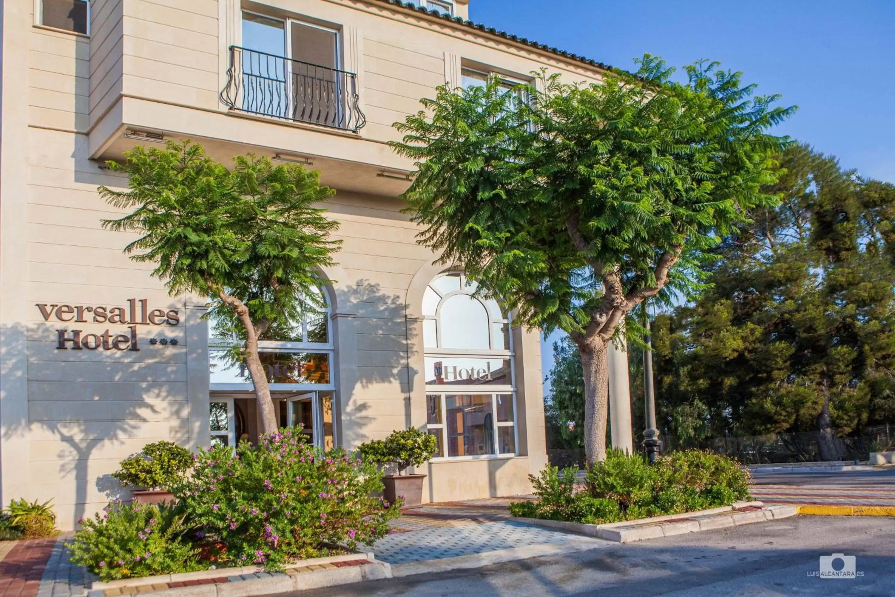 Facade/entrance, Property Building in Hotel Versalles