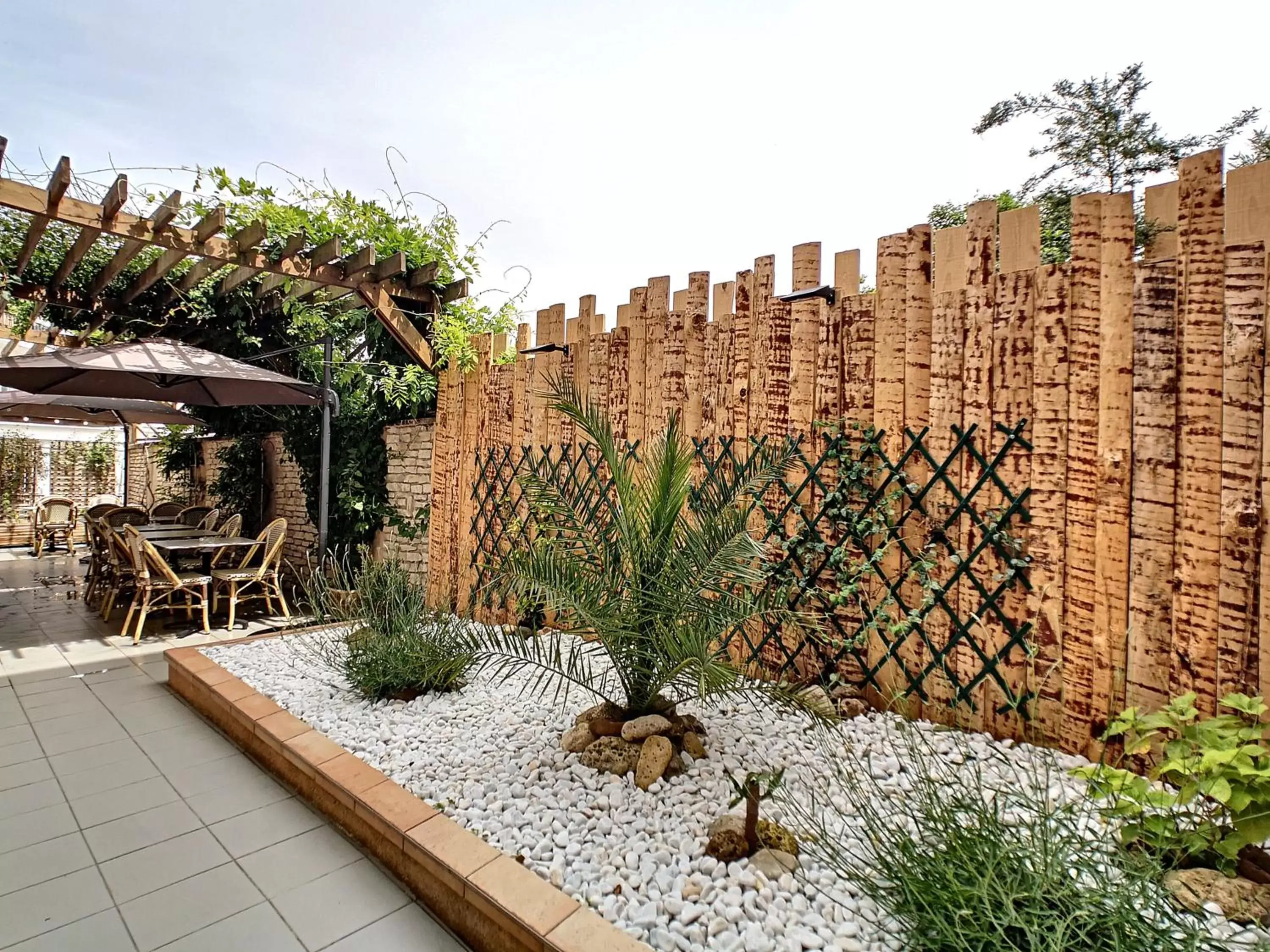 Patio in Logis Hôtel Rêve de Sable